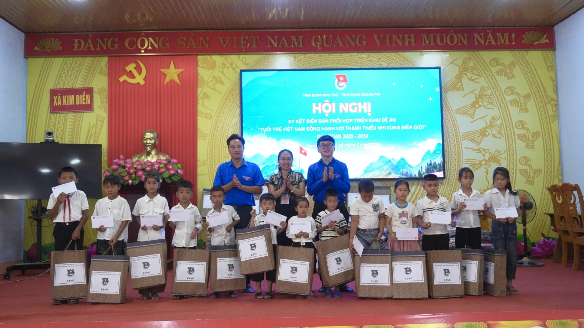 Nhiều suất quà được trao tặng đến các em học sinh - Ảnh: H.T