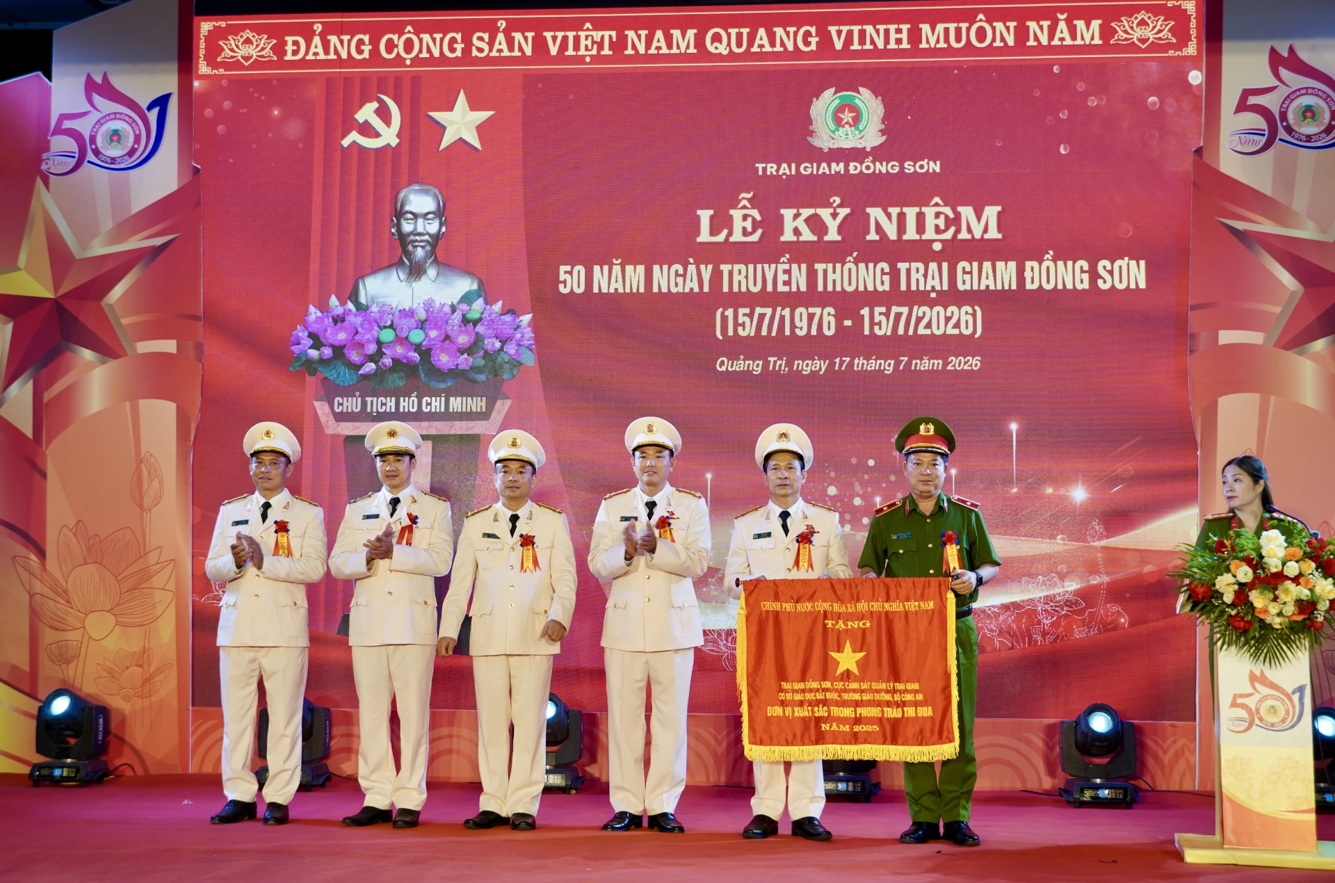 Thừa ủy quyền của Chính phủ, Lãng đạo Cục C10 trao Cờ thi đua của Chính phủ cho Trại giam Đồng Sơn - Ảnh: H.N