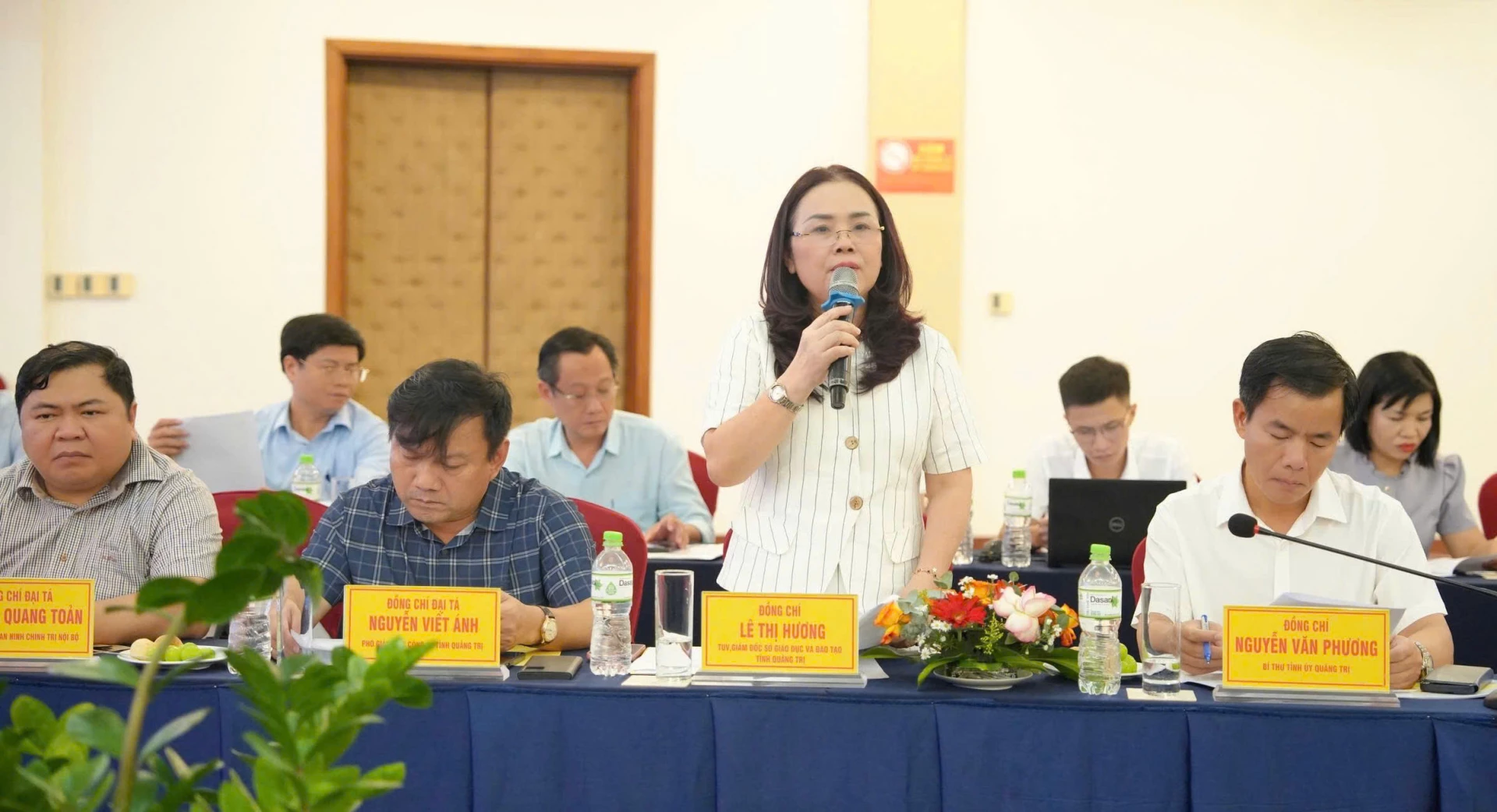 Đồng chí Lê Thị Hương, Giám đốc Sở Giáo dục và Đào tạo tỉnh Quảng Trị trình bày báo cáo tóm tắt về tình hình giáo dục địa phương và công tác chuẩn bị Kỳ thi tốt nghiệp Trung học phổ thông năm 2026 - Ảnh: Mỹ Nhị