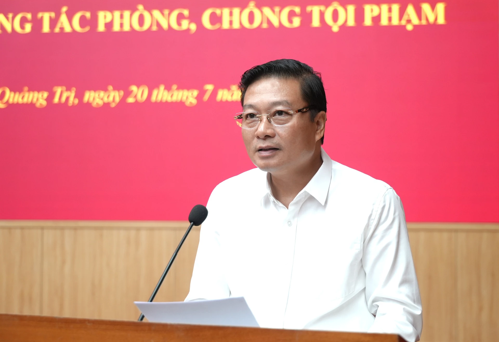 Đồng chí Lê Hồng Vinh, Chủ tịch UBND tỉnh ghi nhận, biểu dương thành tích xuất sắc của các tập thể trong công tác đấu tranh, phòng chống tội phạm - Ảnh: T.Đ