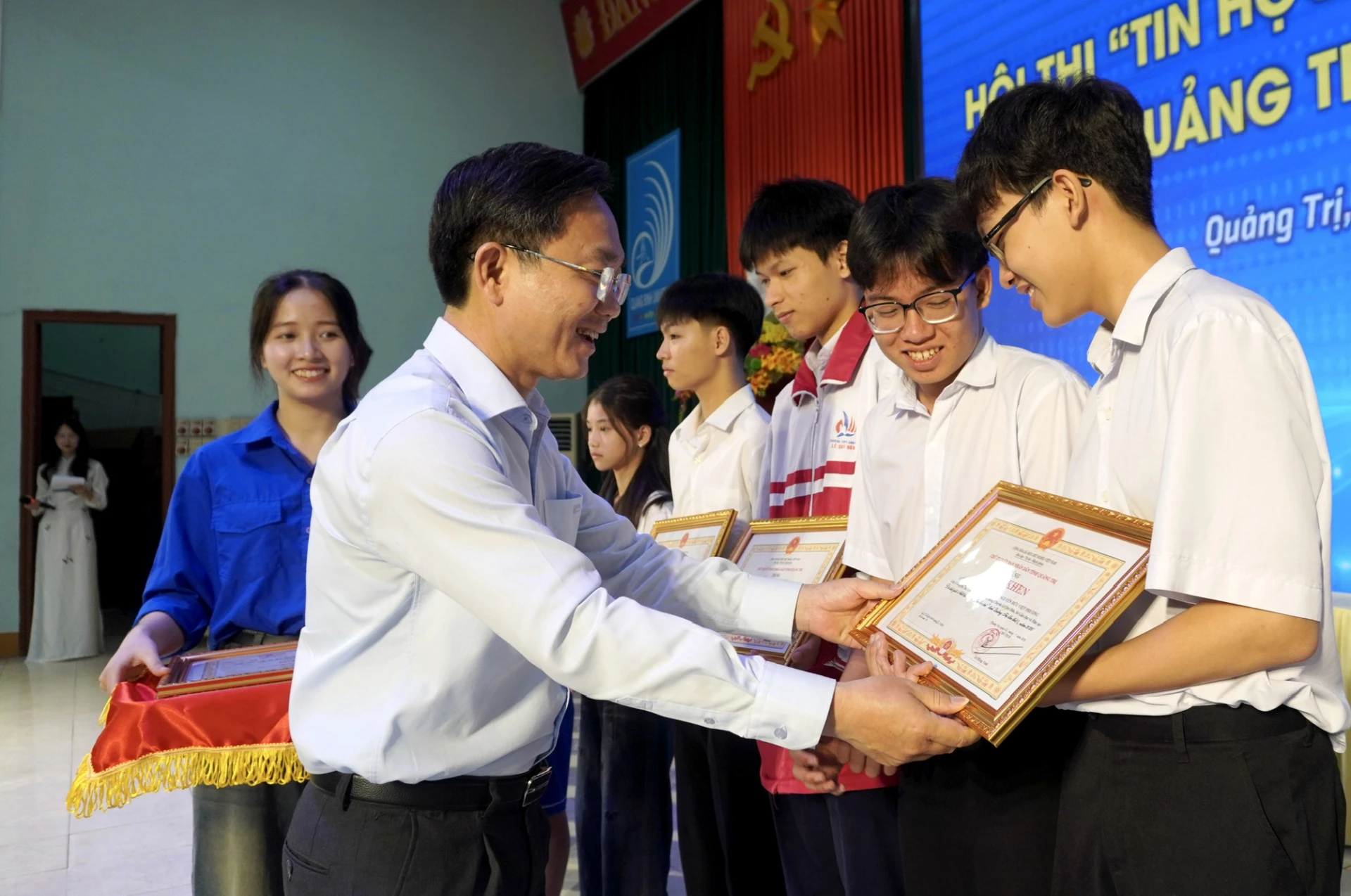 Đồng chí Hoàng Xuân Tân, Tỉnh ủy viên, Phó Chủ tịch UBND tỉnh trao giấy khen của Chủ tịch UBND tỉnh cho các tập thể, cá nhân có thành tích xuất sắc tham gia hội thi vui mừng nhận giấy khen - Ảnh: H.T