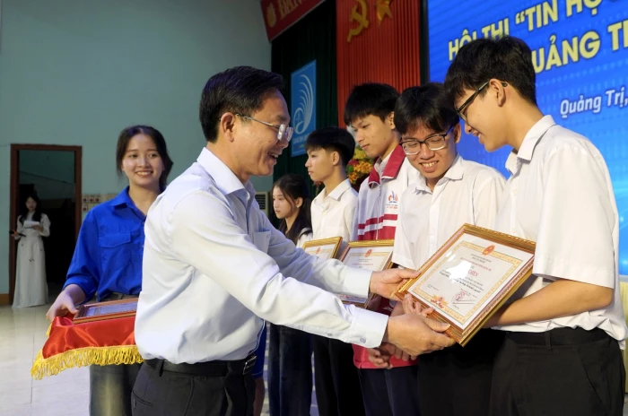 Tổng kết và trao thưởng hội thi 'Tin học trẻ' và cuộc thi 'Sáng tạo trẻ'