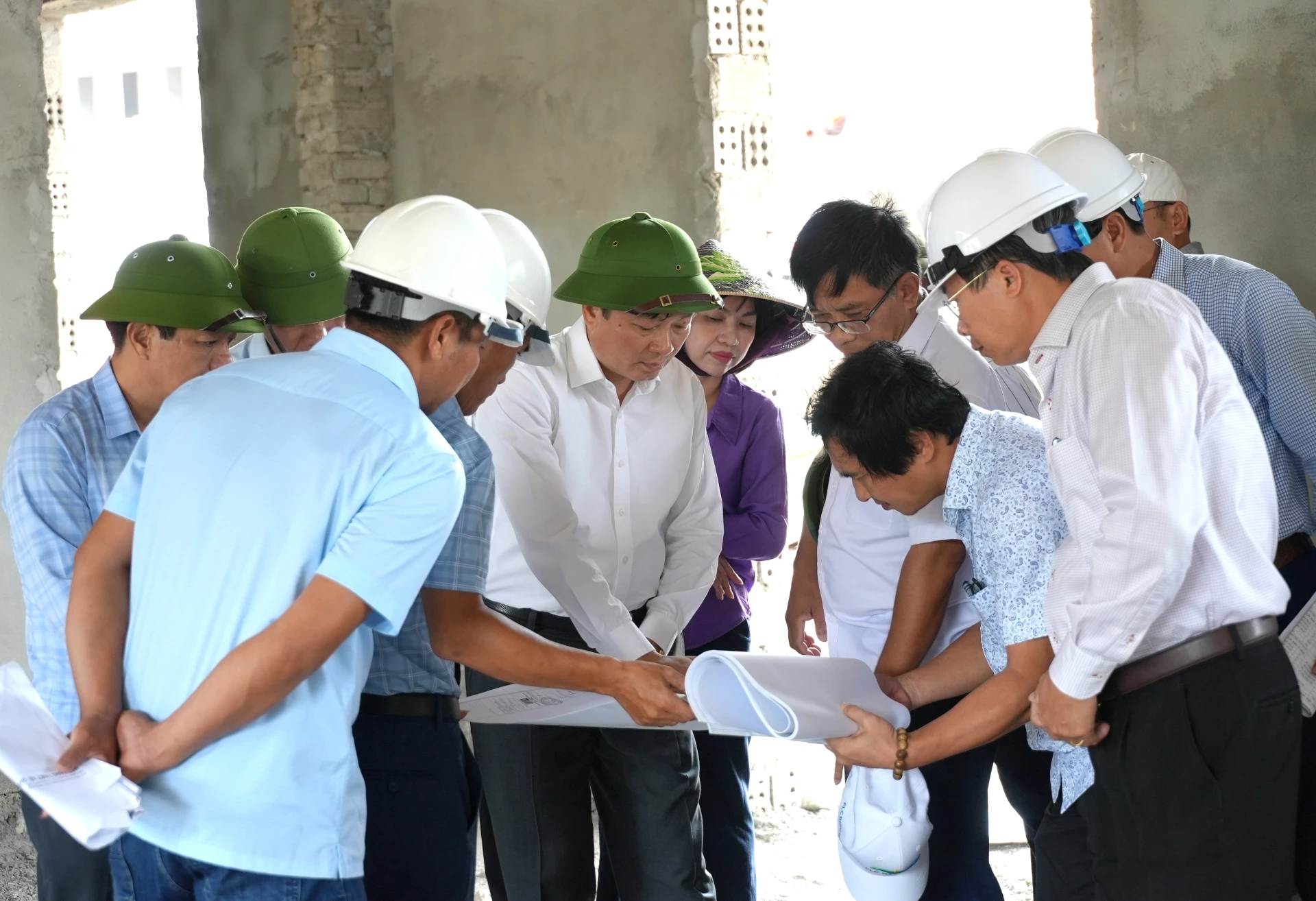 Đồng chí Lê Hồng Vinh, Chủ tịch UBND tỉnh kiểm tra hồ sơ thiết kế một số hạng mục của dự án - Ảnh: T.Đ