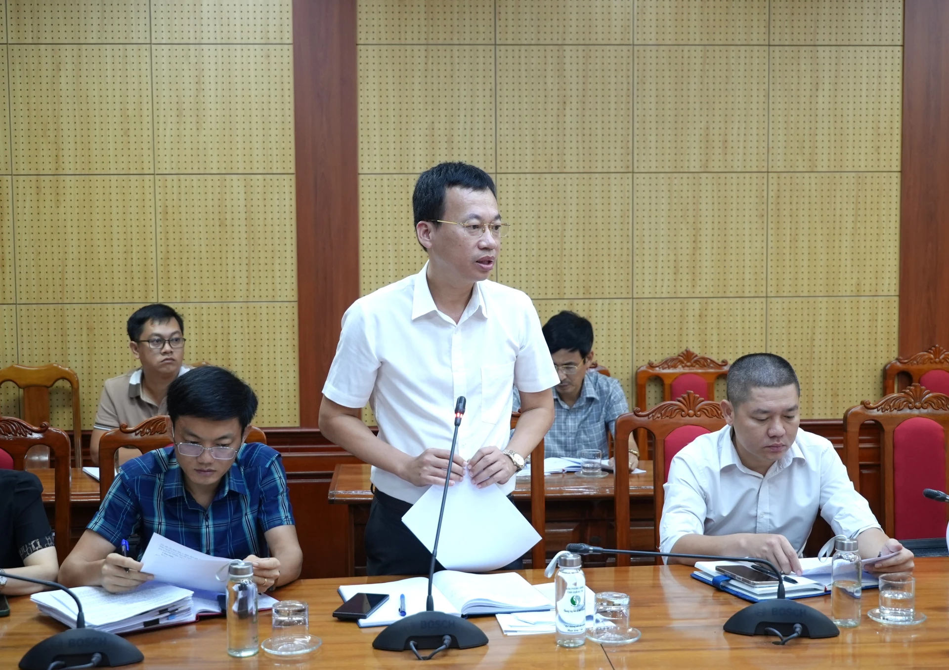 Đồng chí Lê Hồng Vinh, Chủ tịch UBND tỉnh nghe các cơ quan, đơn vị liên quan báo cáo về các khó khăn, vướng mắc của dự án - Ảnh: T.Đ