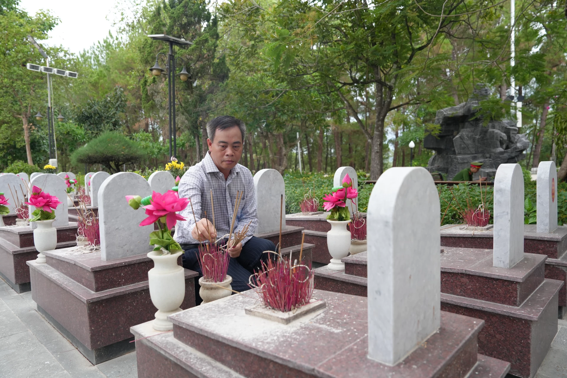 Đồng chí Nguyễn Đăng Quang, Phó Bí thư Tỉnh ủy, Chủ tịch HĐND tỉnh thắp nén tâm hương tại các phần mộ liệt sĩ - Ảnh: Mỹ Nhị 