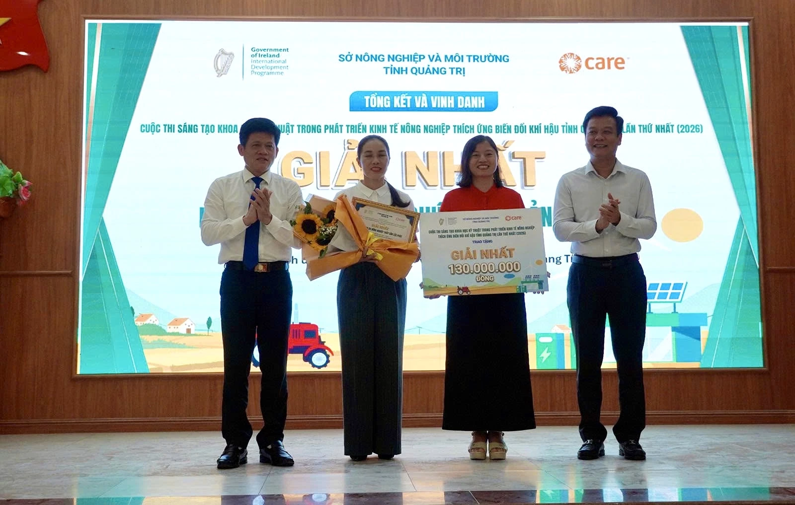 Lãnh đạo tỉnh trao giải nhất cho Hợp tác xã Sản xuất, Kinh doanh Dịch vụ Nông nghiệp - Thủy sản Lộc Phát, xã Lệ Ninh - Ảnh: H.N