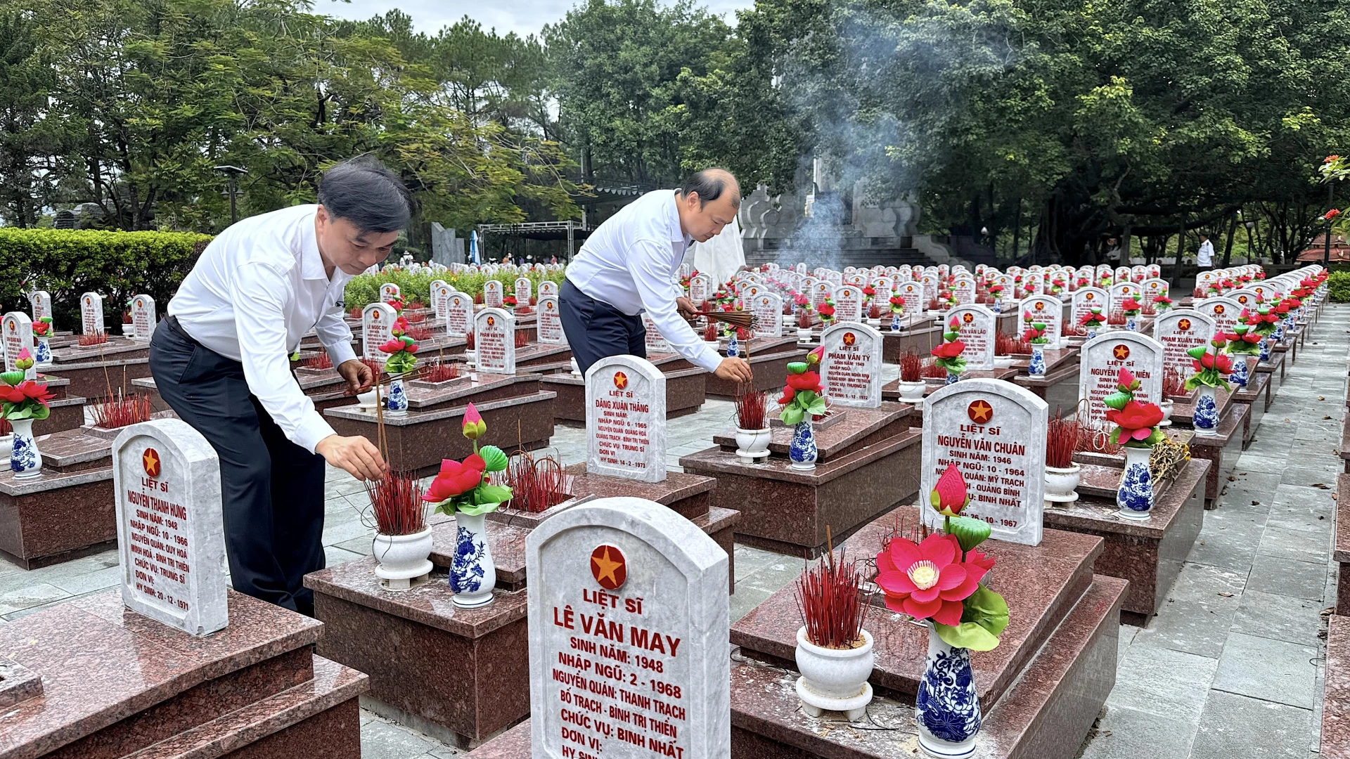 Đồng chí Lê Hải Bình và đồng chí Nguyễn Chiến Thắng thắp hương tại các phần mộ liệt sĩ Ảnh: Quang Ngọc.