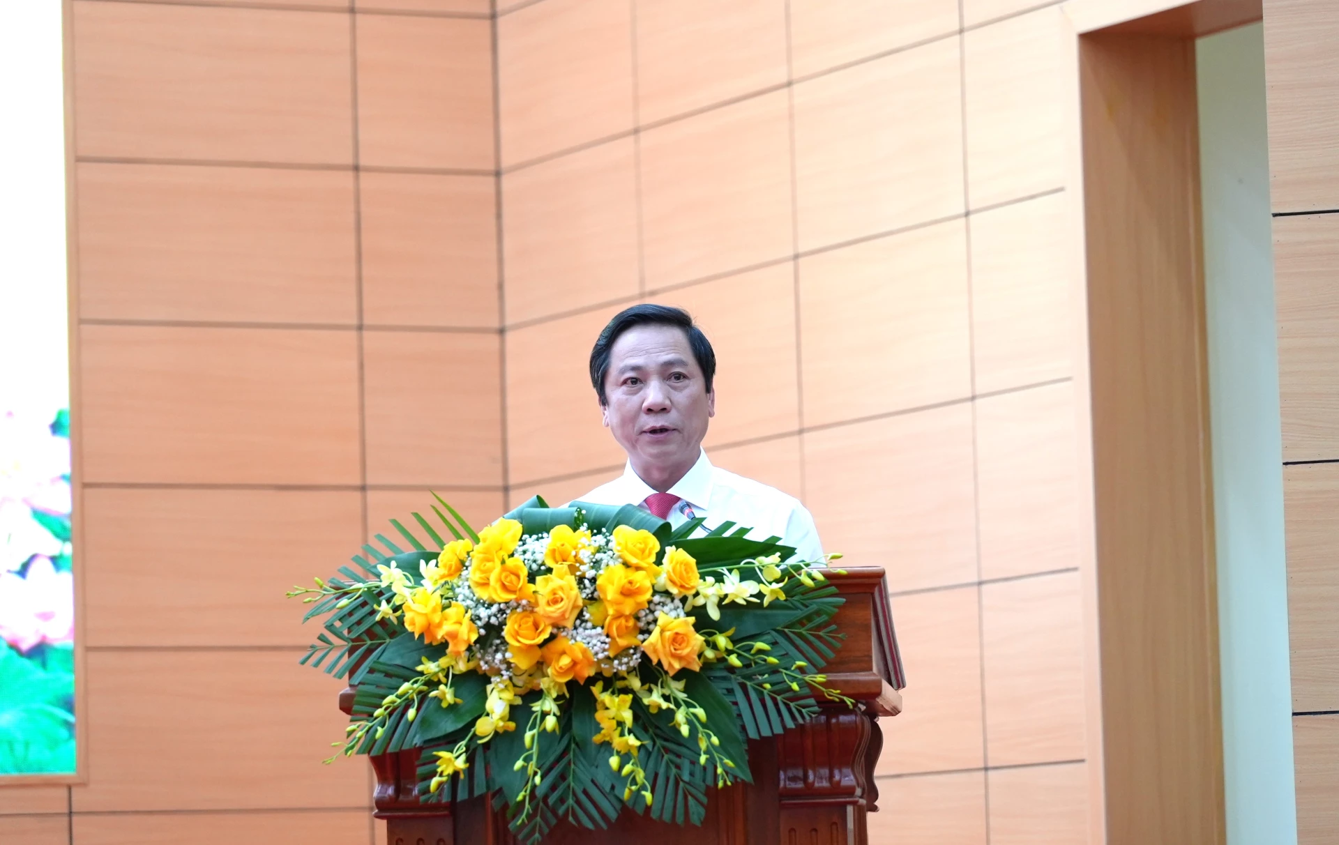 Đồng chí Hoàng Nam, Phó Chủ tịch Thường trực UBND tỉnh phát biểu tại hội nghị - Ảnh: T.Đ