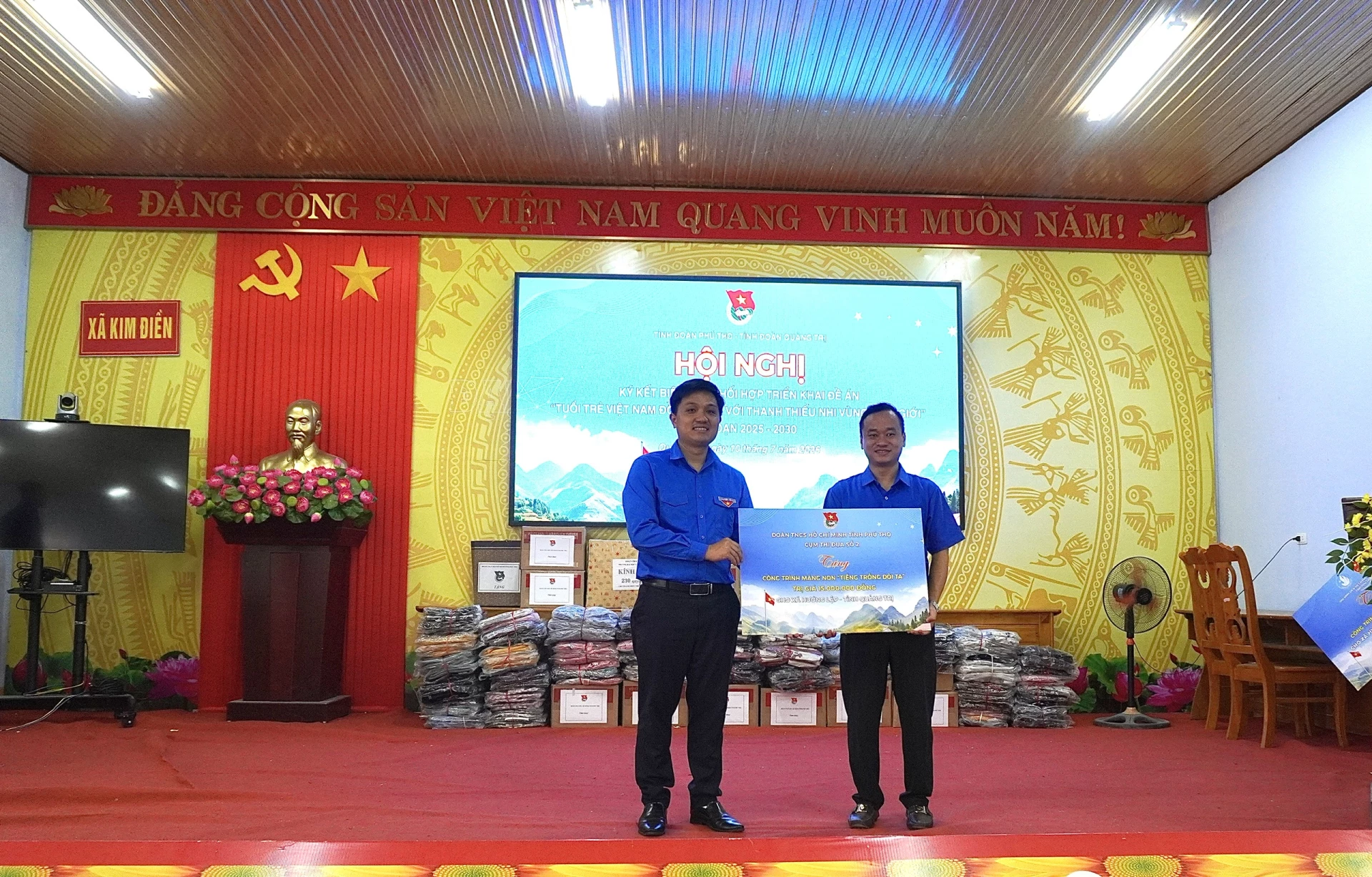 Đại diện các cụm thi đua đã trao biển tượng trưng hỗ trợ các công trình cho các xã - Ảnh: H.T