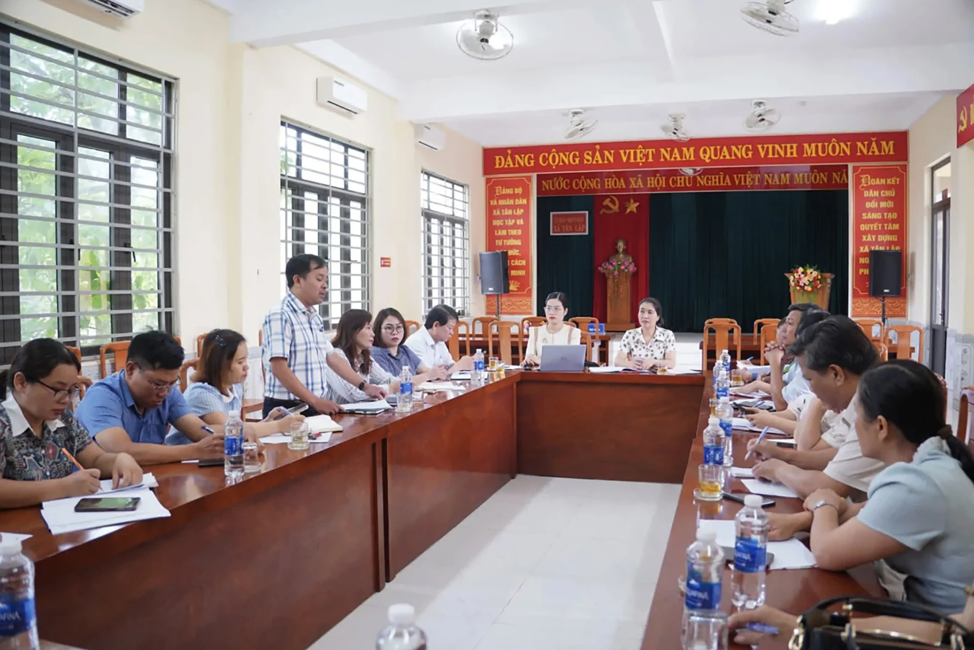 UBND xã Tân Lập làm việc Ban Chỉ đạo liên ngành về an toàn thực phẩm và các cơ quan, đơn vị, trường học liên quan vụ ngộ độc thực phẩm trên địa bàn - Ảnh: UBND xã Tân Lập