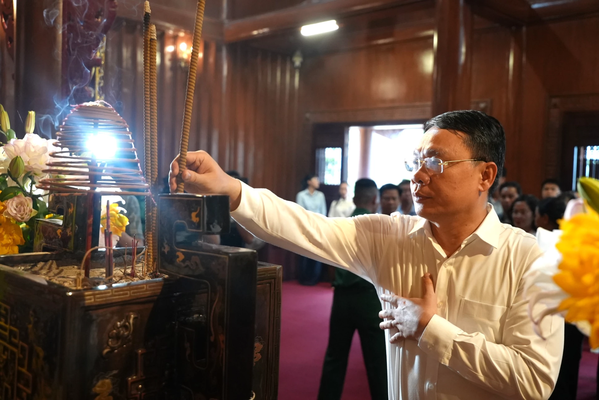 Đồng chí Đặng Khánh Toàn, Phó Chánh Văn phòng Trung ương Đảng dâng hương tại Khu di tích lịch sử Quốc gia đặc biệt Bến Phà Gianh - Ảnh: T.Đ