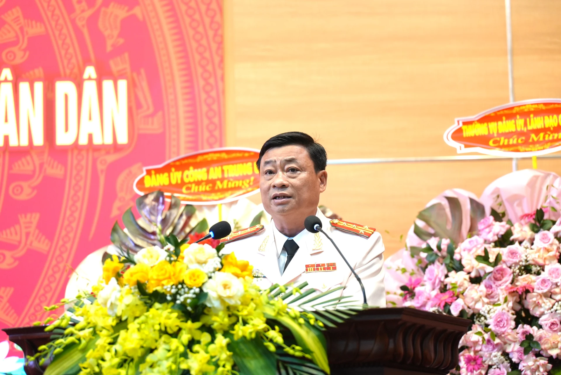 Đại tá Lê Văn Hóa, Phó Giám đốc Công an tỉnh trình bày diễn văn kỷ niệm 80 năm ngày truyền thống lực lượng an ninh Nhân dân - Ảnh: T.Đ