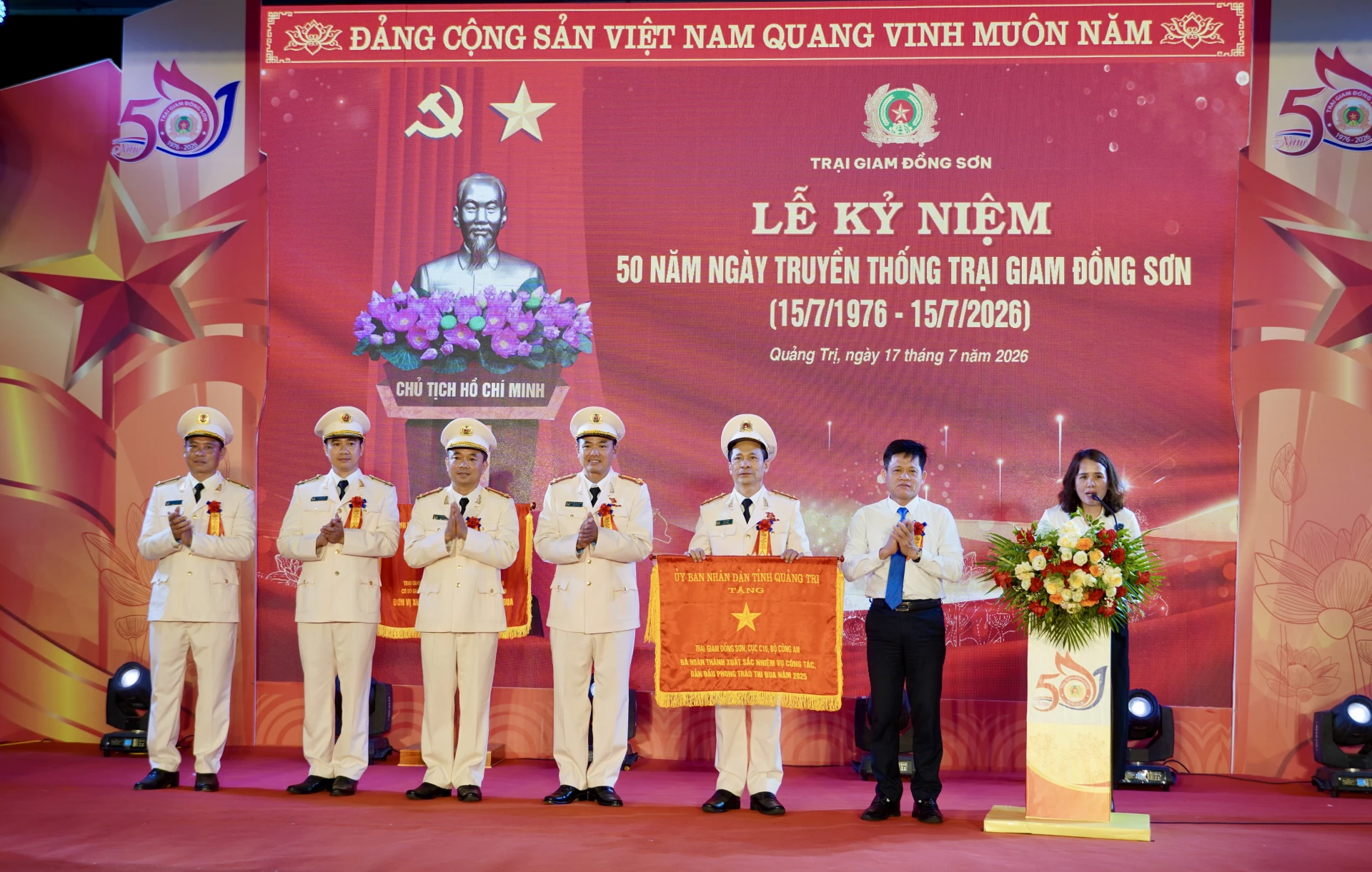 Lãnh đạo tỉnh trao Cờ thi đua của UBND tỉnh cho Trại giam Đồng Sơn - Ảnh: H.N