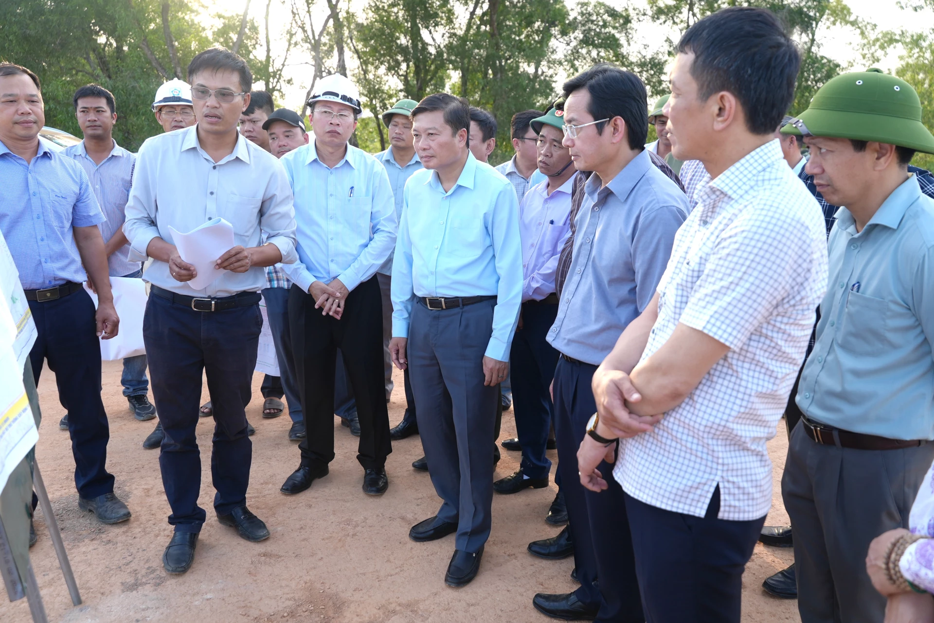 Đồng chí Lê Hồng Vinh, Chủ tịch UBND tỉnh yêu cầu chủ đầu tư kiểm tra lại năng lực các nhà thầu thi công dự án - Ảnh: T.Đ