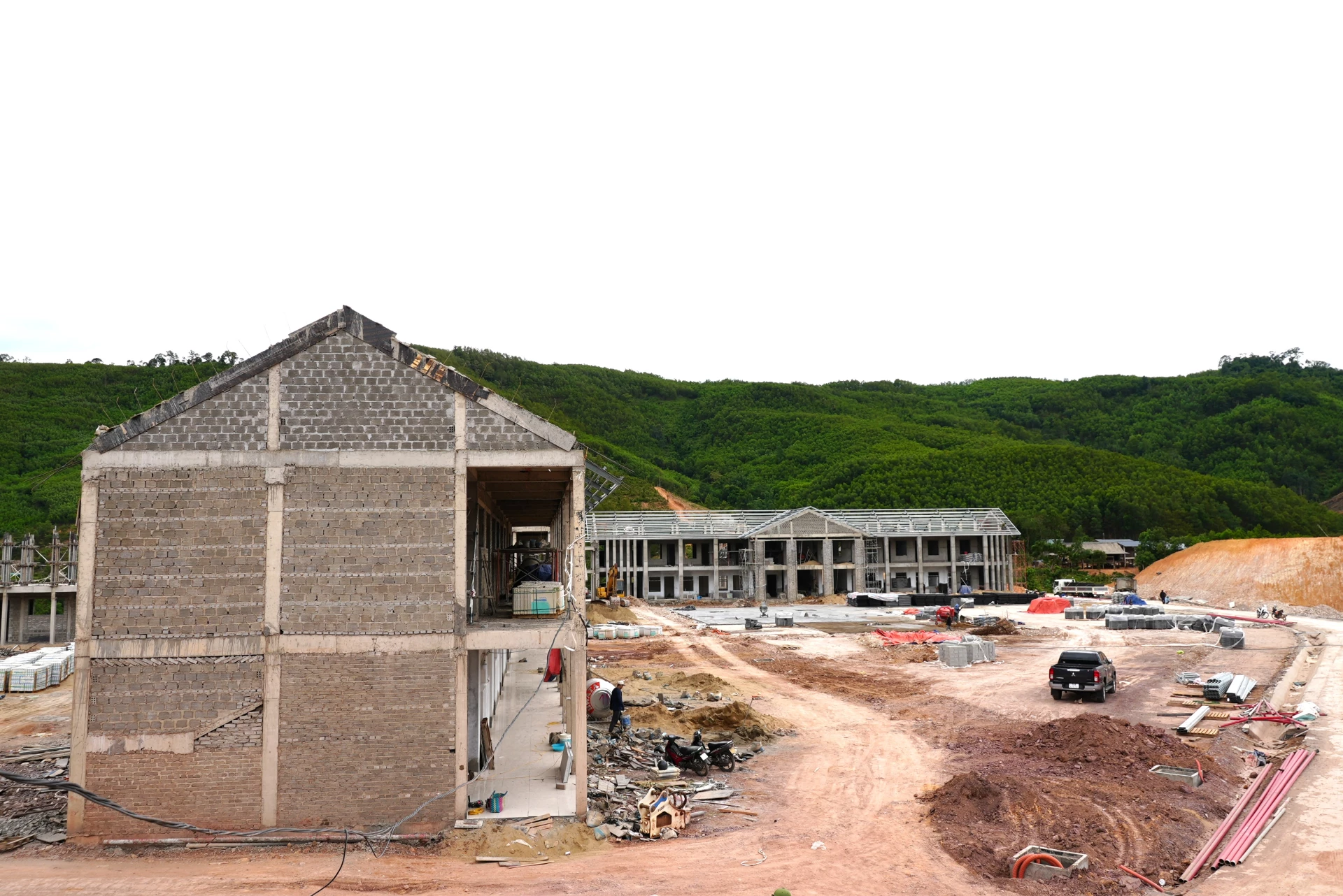 Các khu nhà của Dự án Trường Nội trú Tiểu học và Trung học cơ sở Dân Hóa đang được tập trung thi công - Ảnh: T.Đ