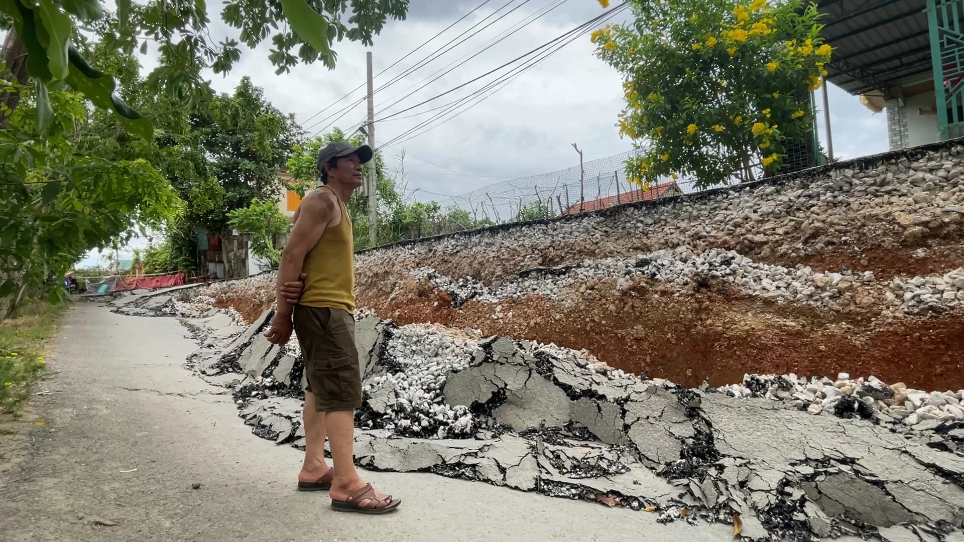 Đoạn sụt lún có độ sâu lớn (từ 0,5m đến 1,7m), gây nguy hiểm cho người và phương tiện nếu đến gần - Ảnh: N.M.P