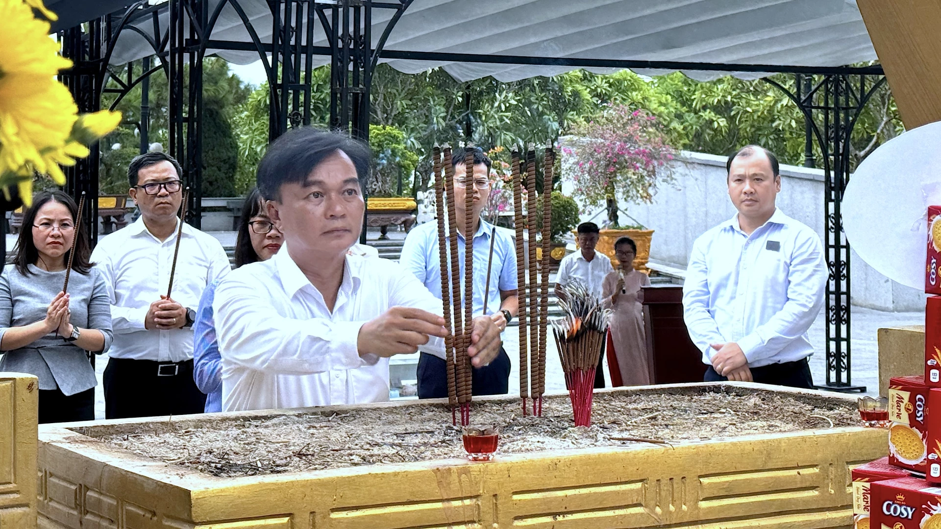 Đồng chí Nguyễn Chiến Thắng, Phó Bí thư Tỉnh ủy - Chủ tịch Ủy ban Mặt trận Tổ quốc Việt Nam tỉnh Quảng Trị cùng đoàn công tác dâng hoa, dâng hương tại Nghĩa trang Liệt sĩ Quốc gia Đường 9 - Ảnh: Quang Ngọc.

