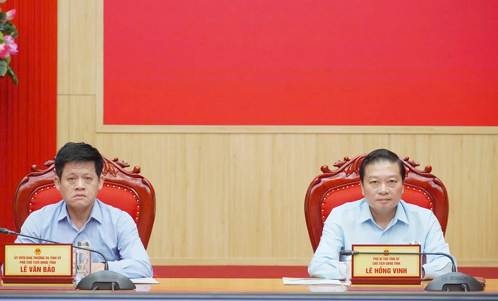 Đồng chí Lê Hồng Vinh, Phó Bí thư Tỉnh ủy, Chủ tịch UBND tỉnh và đồng chí Lê Văn Bảo, Ủy viên Ban Thường vụ Tỉnh ủy, Phó Chủ tịch UBND tỉnh tham dự hội nghị tại điểm cầu tỉnh Quảng Trị - NL
