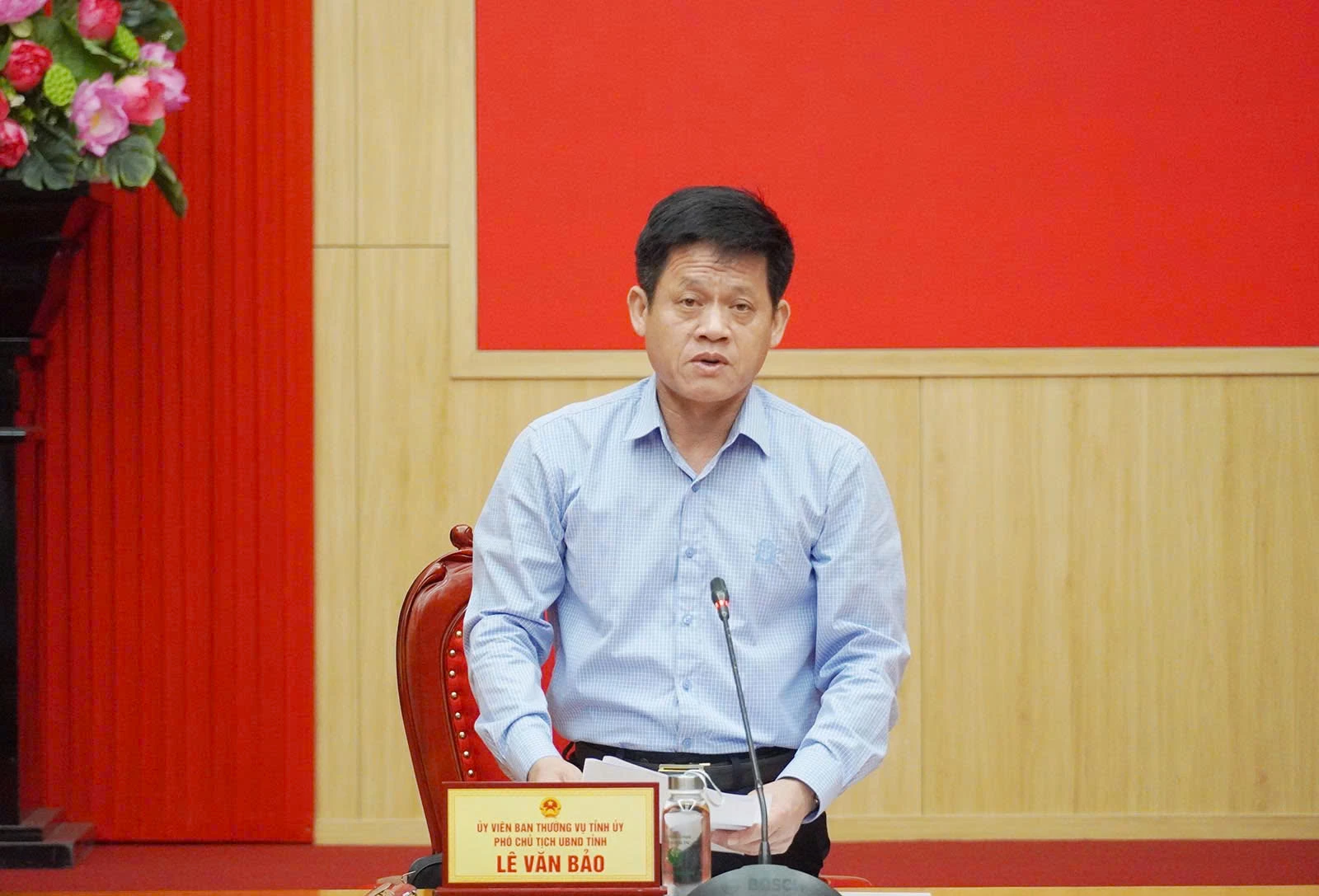 Đồng chí Lê Văn Bảo, Ủy viên Ban Thường vụ Tỉnh ủy, Phó Chủ tịch UBND tỉnh phát biểu tham luận tại hội nghị - Ảnh: NL