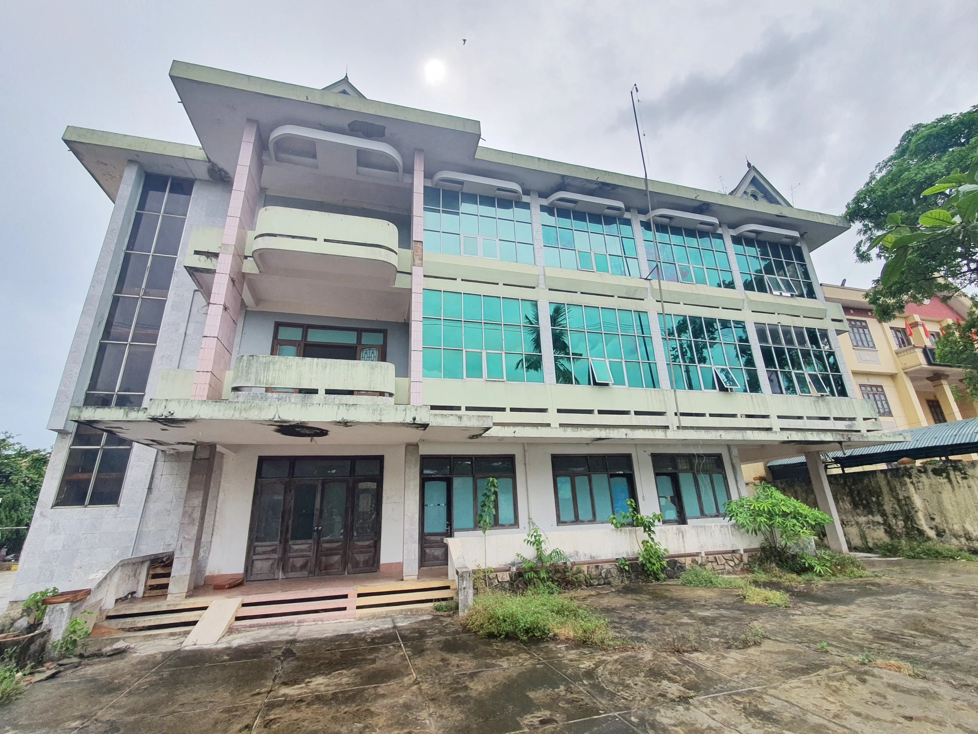 Một trong nhiều cơ sở nhà, đất sau sắp xếp bị bỏ trống, bỏ hoang và có dấu hiệu xuống cấp - Ảnh: B.T