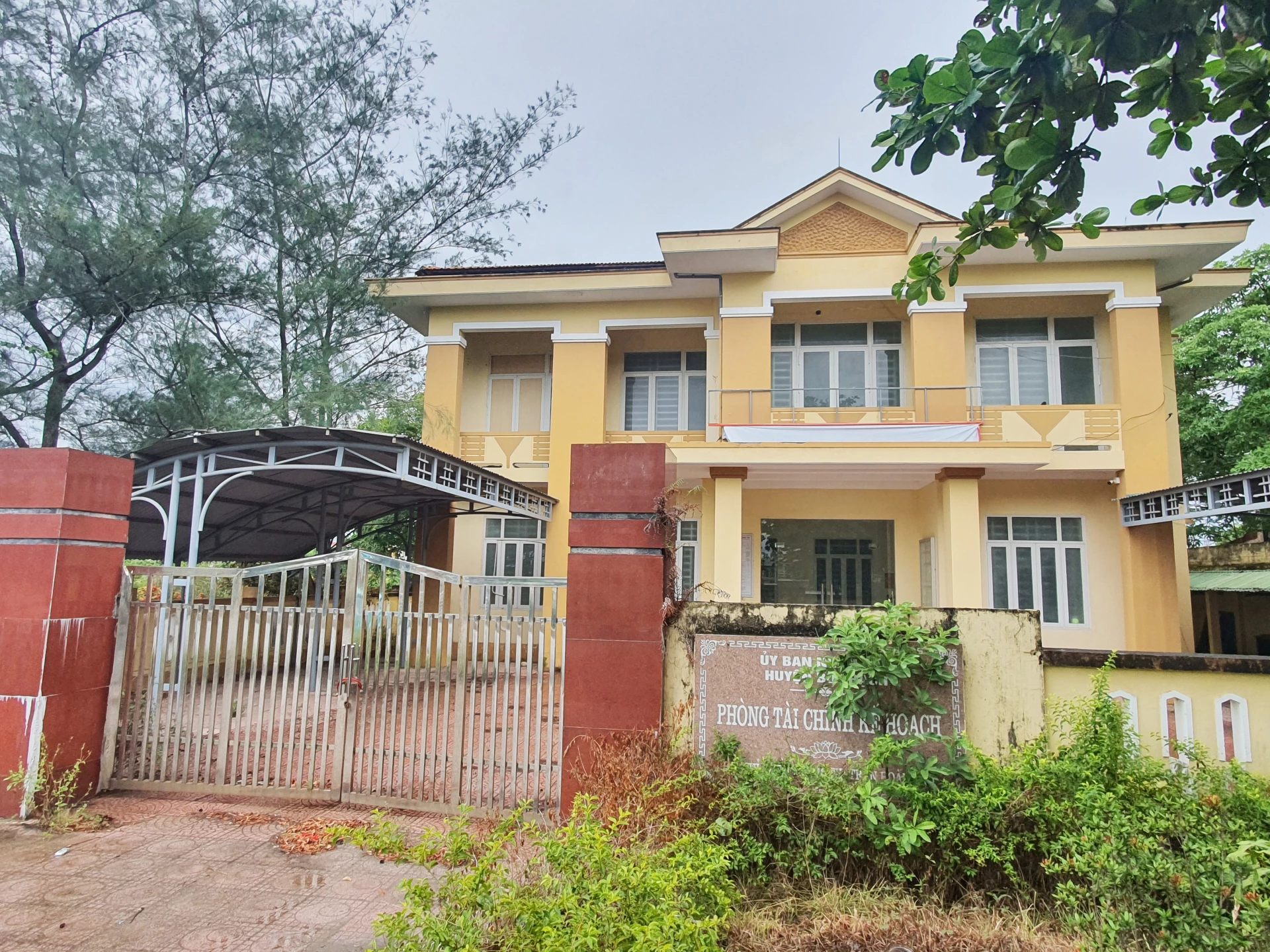 Một trong nhiều cơ sở nhà, đất sau sắp xếp đang bị bỏ trống, bỏ hoang tại địa bàn xã Hoàn Lão - Ảnh: B.T