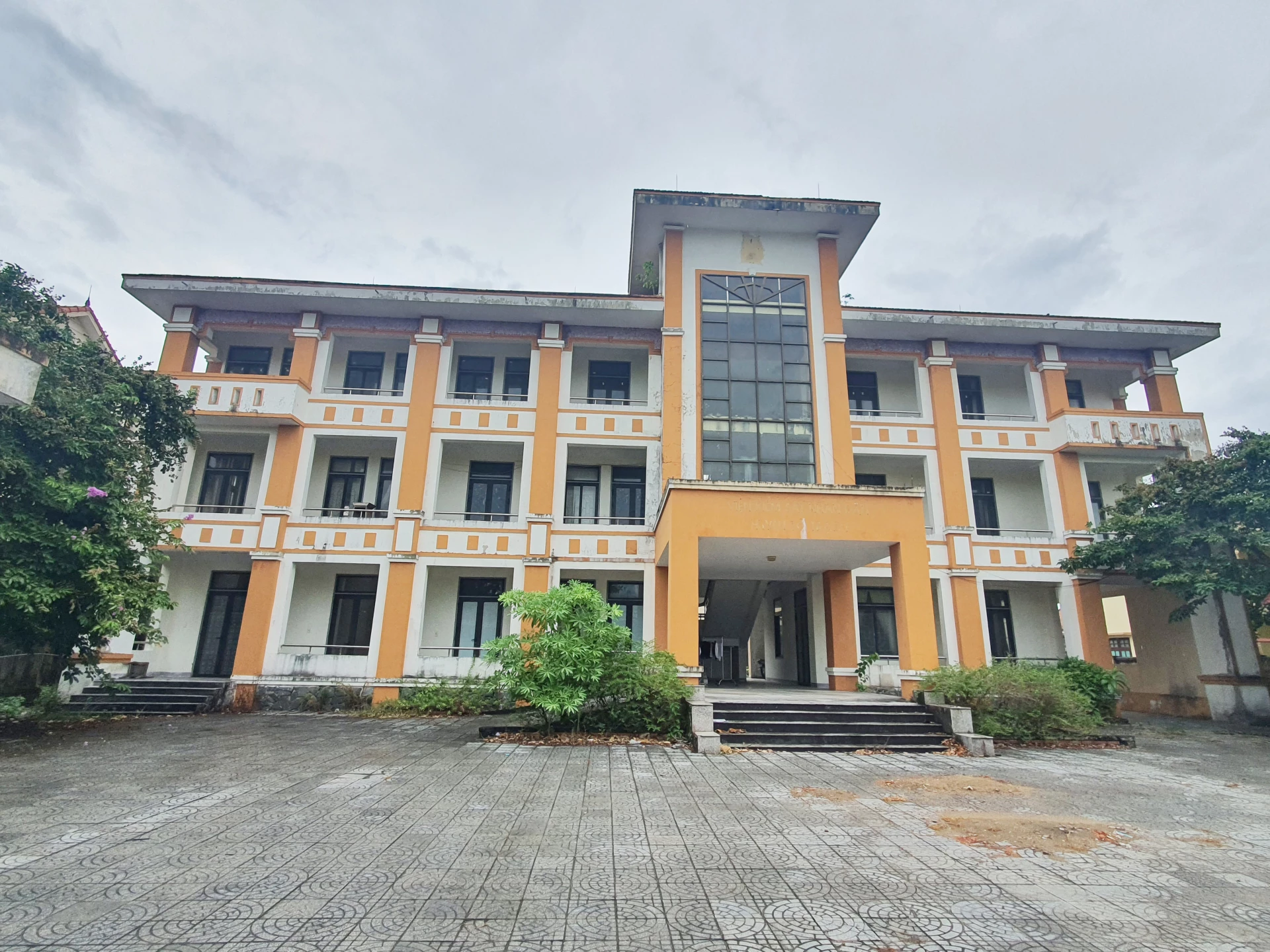 Một trong nhiều cơ sở nhà, đất sau sắp xếp đang bị bỏ trống, bỏ hoang tại địa bàn xã Hoàn Lão - Ảnh: B.T