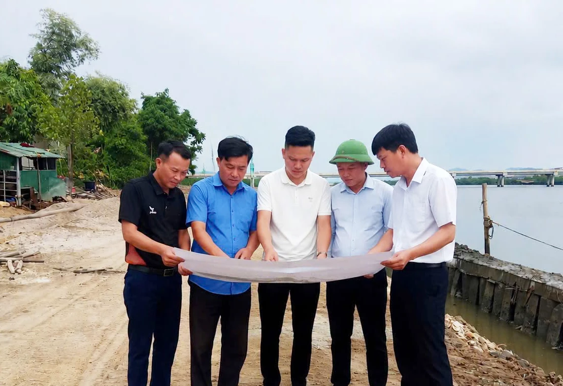 Ban Giám sát đầu tư của cộng đồng xã Nam Gianh kiểm tra thực tế dự án hạ tầng giao thông kết hợp kè chống sạt lở - Ảnh: NVCC