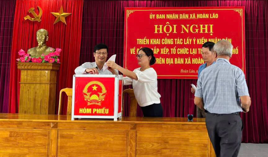 Người dân xã Hoàn Lão bỏ phiếu lấy ý kiến về sáp nhập thôn, tổ dân phố - Ảnh: NVCC