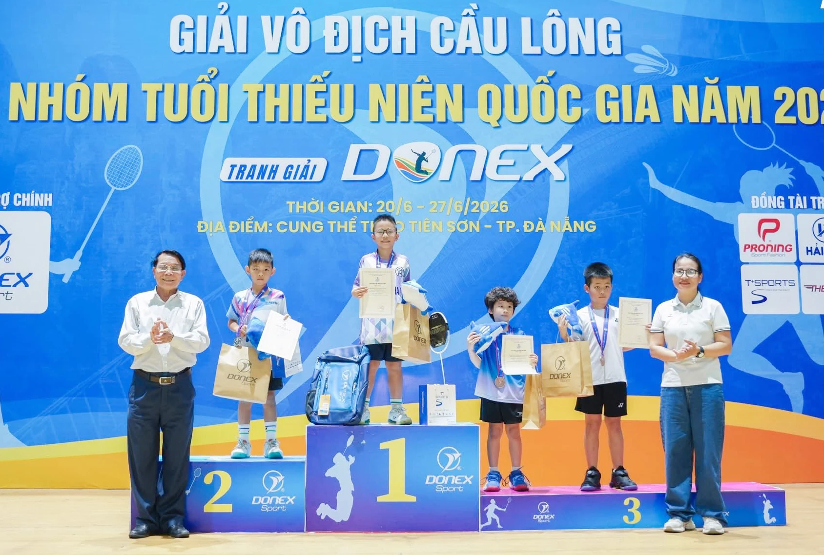 Em Cao Quang Khải đang nhận huy chương bạc lứa tuổi U9 tại Giải vô địch cầu lông các nhóm tuổi thiếu niên quốc gia diễn ra ở Đà Nẵng - Ảnh: NVCC
