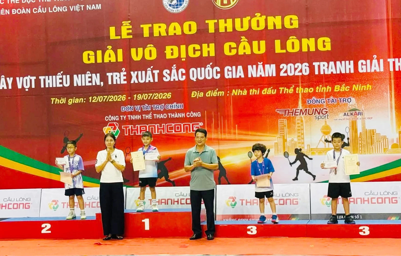 Em Cao Quang Khải đang nhận huy chương vàng lứa tuổi U9 tại Giải vô địch cầu lông các cây vợt thiếu niên, trẻ xuất sắc quốc gia năm 2026 diễn ra tại Bắc Ninh - Ảnh: NVCC