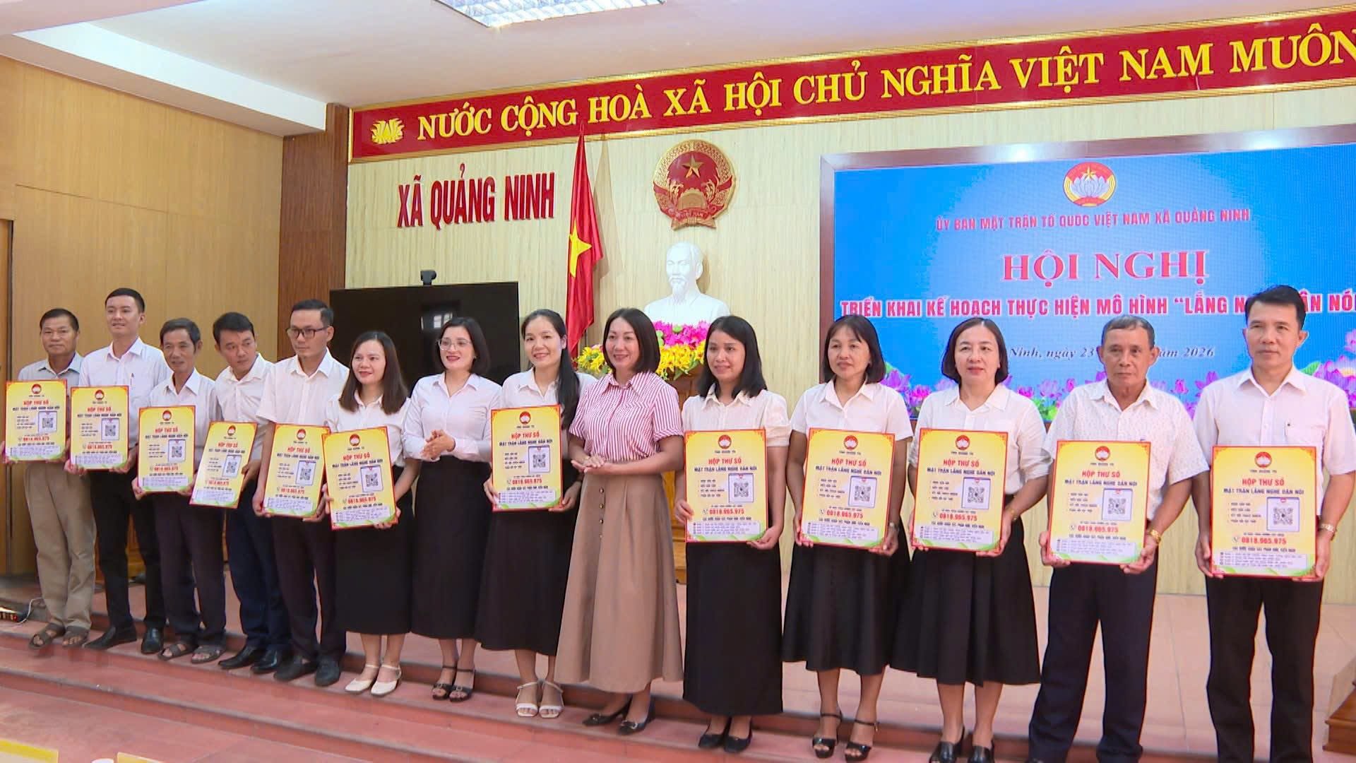 Phó Chủ tịch Ủy ban MTTQVN tỉnh Lê Thị Mỹ Hiền trao hộp thư số Lắng nghe dân nói cho Ban Công tác Mặt trận các thôn của xã Quảng Ninh - Ảnh: NVCC