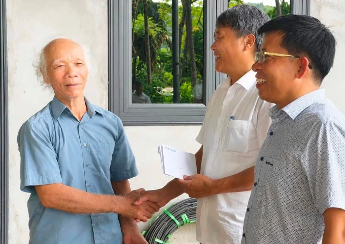 Xã Tân Thành: Trao hàng trăm suất quà cho gia đình chính sách và người có công
