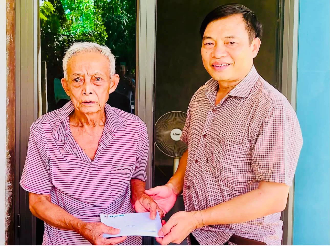 Đại diện lãnh đạo UBND xã Tân Thành trao quà cho người có công trên địa bàn - Ảnh: CTV