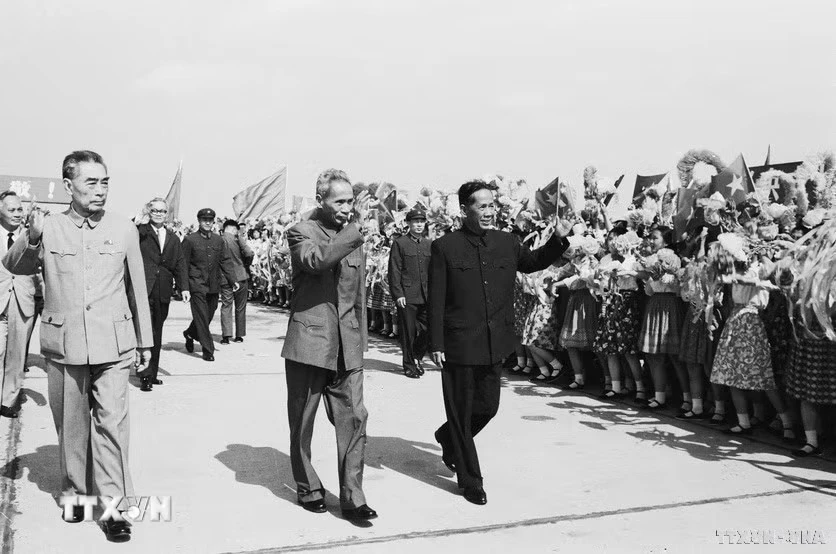 Ngày 4/6/1973, đại diện các tầng lớp nhân dân Bắc Kinh chào đón đoàn đại biểu Chính phủ Việt Nam do đồng chí Lê Duẩn và đồng chí Phạm Văn Đồng dẫn đầu sang thăm Trung Quốc. (Ảnh: TTXVN)