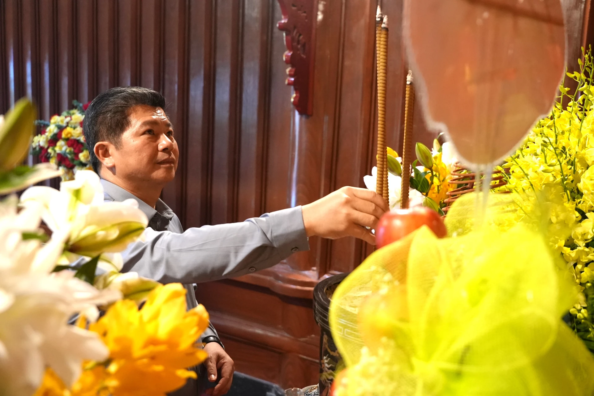 Đồng chí Trần Vũ Khiêm, Phó Bí thư Thường trực Tỉnh ủy, Trưởng Đoàn ĐBQH tỉnh dâng hương tại Khu di tích lịch sử Quốc gia đặc biệt Bến Phà Gianh - Ảnh: T.Đ