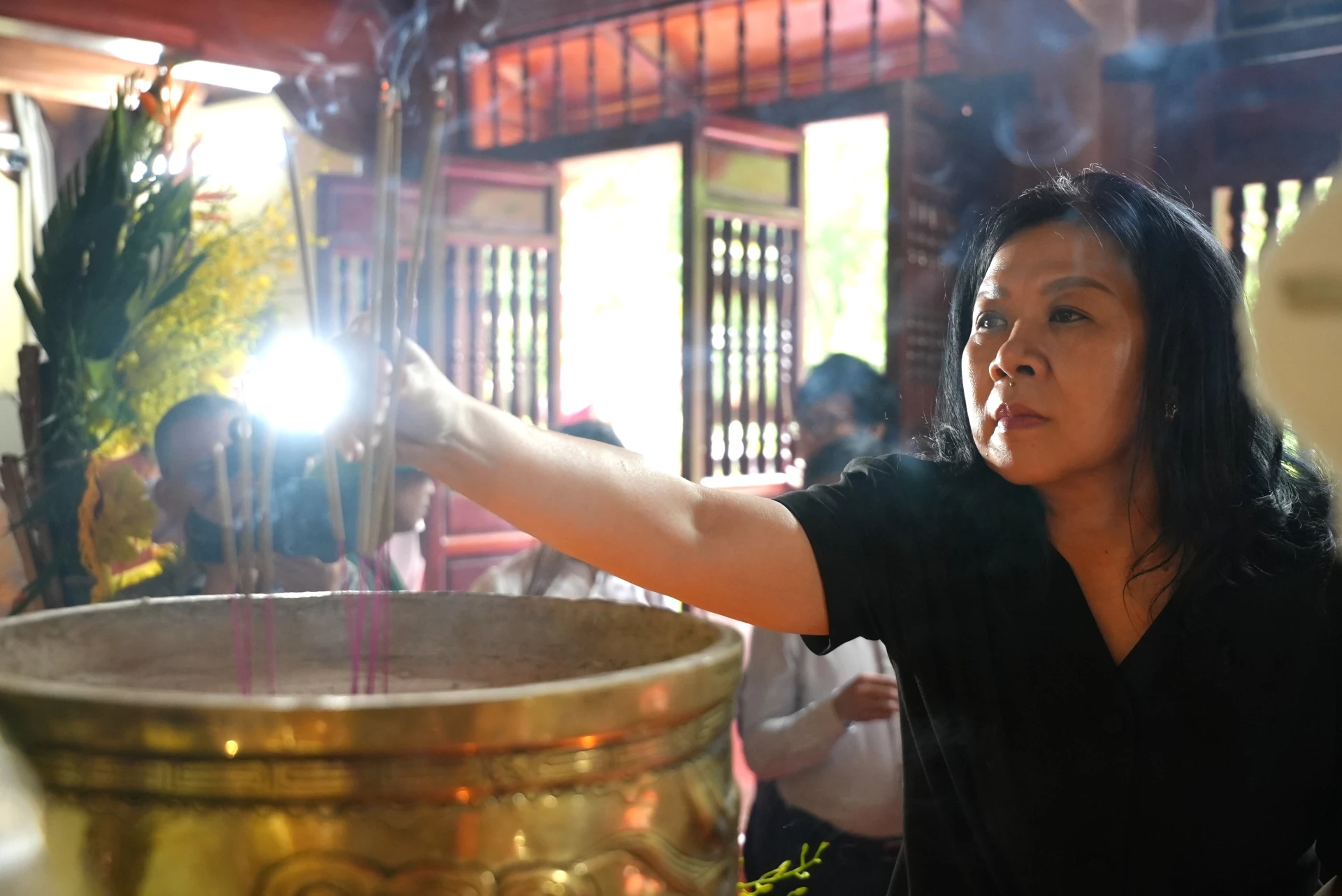 Bà Ngô Phương Ly, Phu nhân Tổng Bí thư, Chủ tịch nước Tô Lâm dâng hương tại Đền tưởng niệm các Anh hùng Liệt sĩ đường 20 Quyết thắng - Ảnh: T.Đ