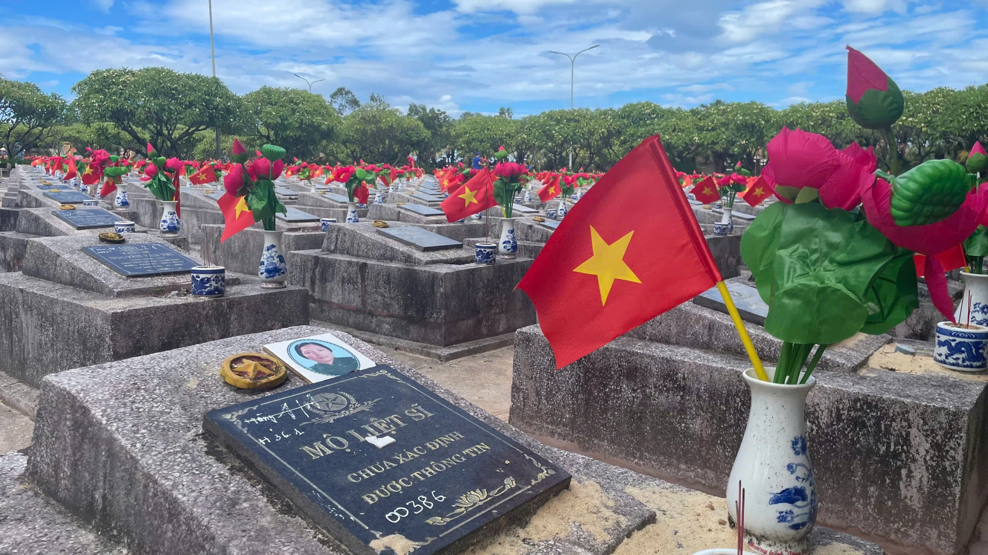Phần mộ liệt sĩ sau khi được chỉnh trang - Ảnh: LT