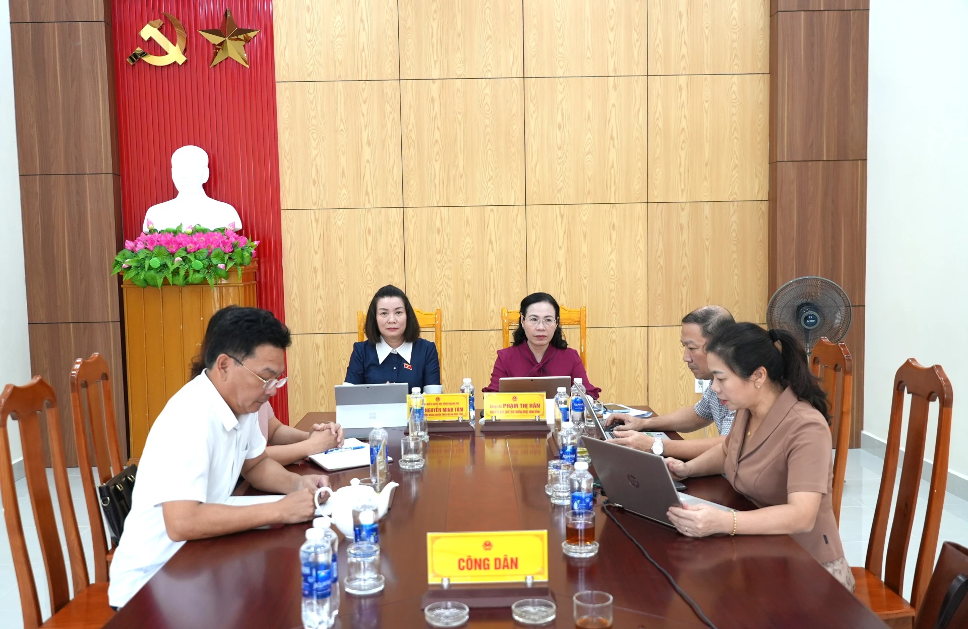 Đồng chí Phạm Thị Hân, Phó Chủ tịch Thường trực HĐND tỉnh và đồng chí Nguyễn Minh Tâm, Phó Trưởng đoàn chuyên trách Đoàn ĐBQH tỉnh chủ trì phiên tiếp công dân - Ảnh: T.Đ