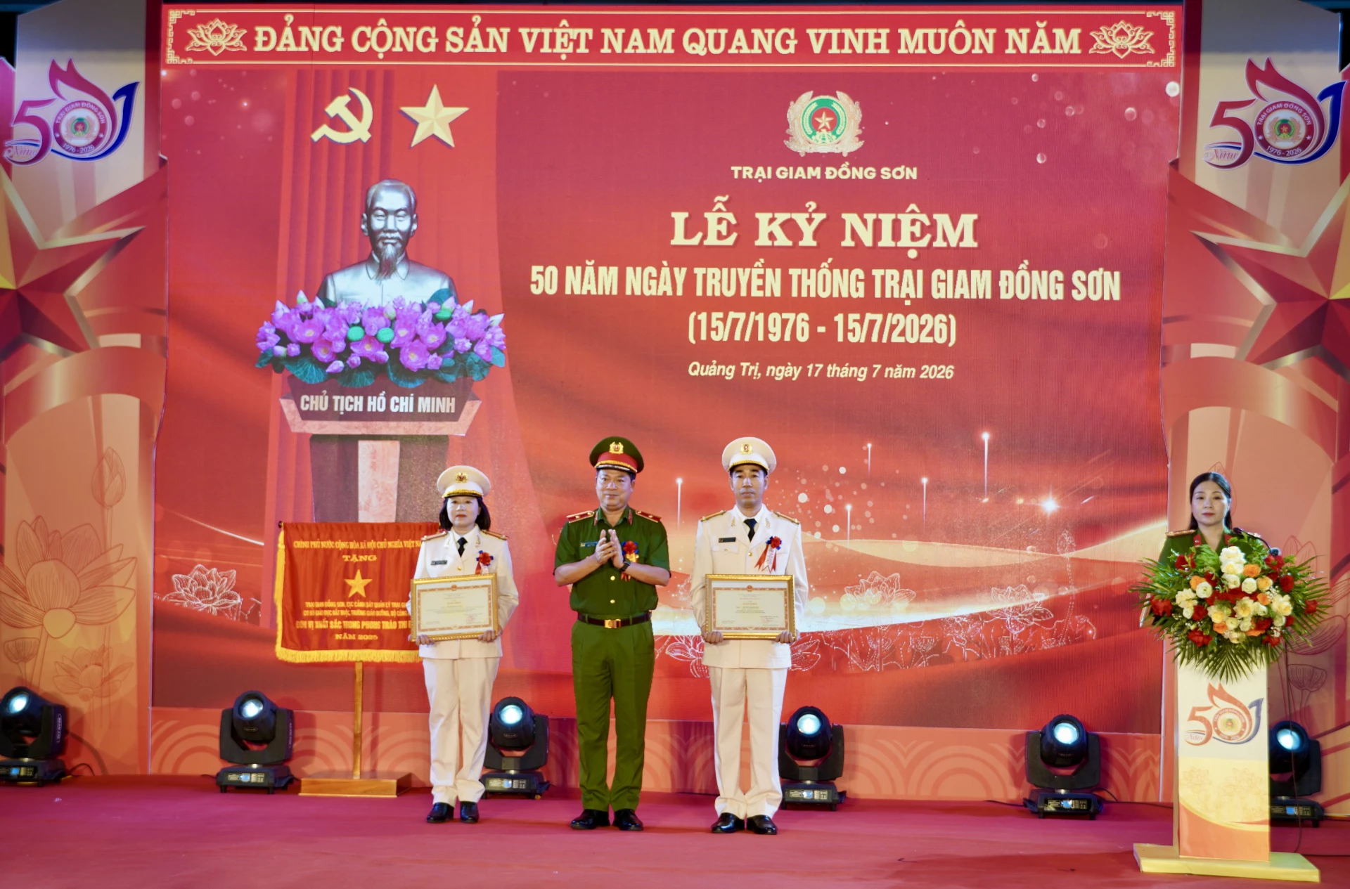 Những cá nhân đạt thành tích xuất sắc trong công tác nhận Bằng khen của Bộ Công an - Ảnh: H.N