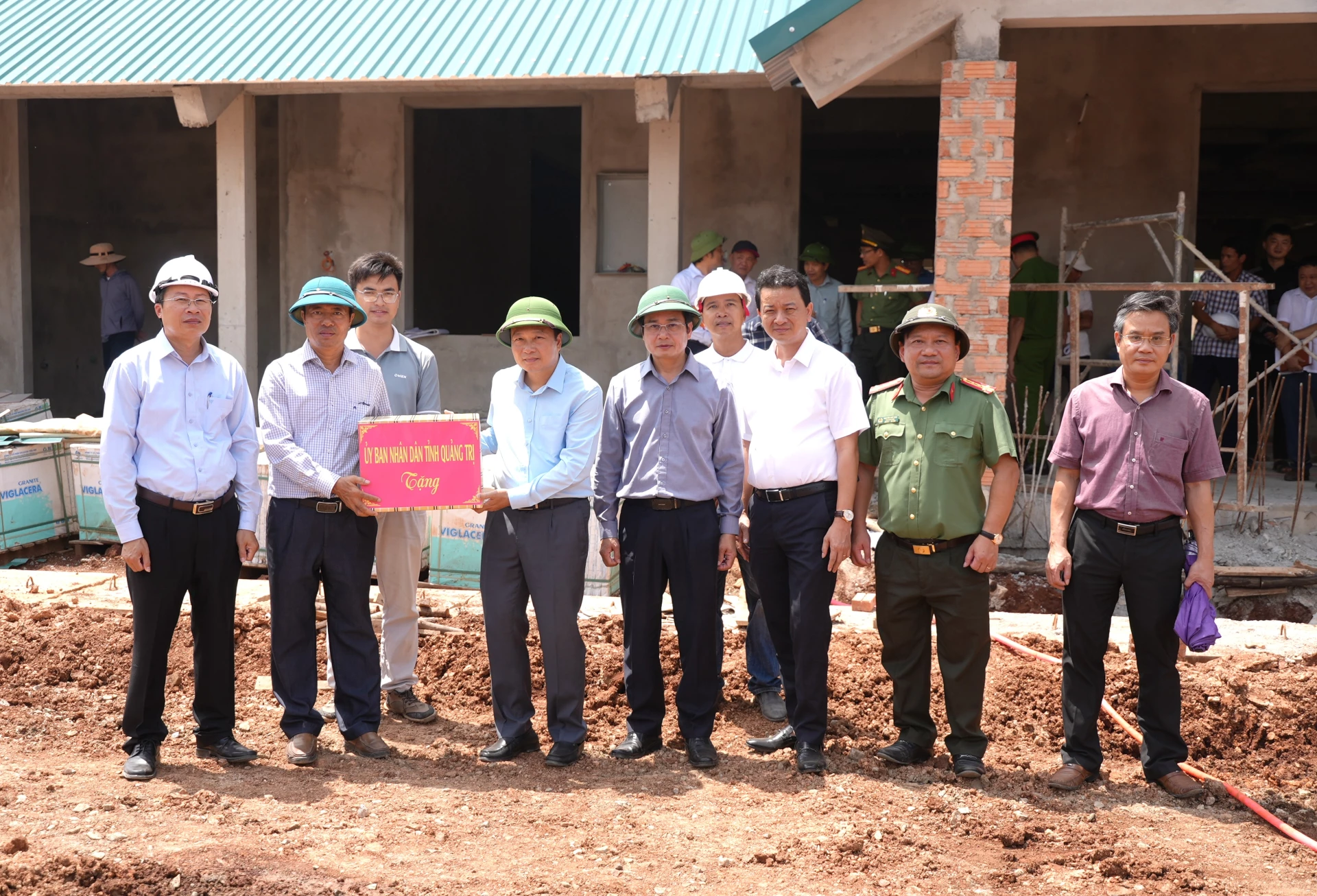 Đồng chí Lê Hồng Vinh, Chủ tịch UBND tỉnh tặng quà, động viên chủ đầu tư, đơn vị thi công dự án Trường nội trú tiểu học và THCS Hướng Phùng - Ảnh: T.Đ - Ảnh: T.Đ