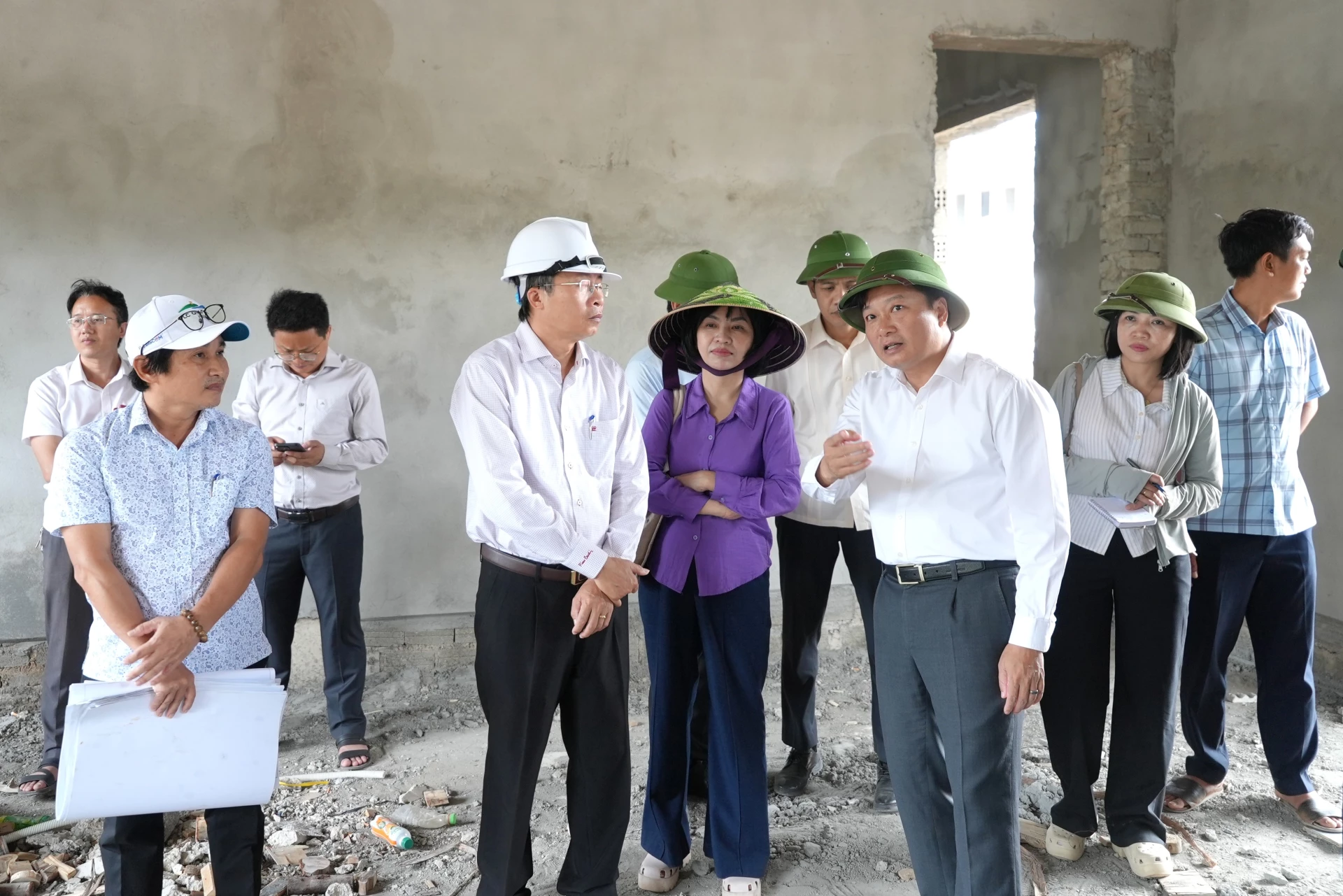 Đồng chí Lê Hồng Vinh, Chủ tịch UBND tỉnh chỉ rõ các bất cập trong thiết kế một số hạng mục của dự án - Ảnh: T.Đ
