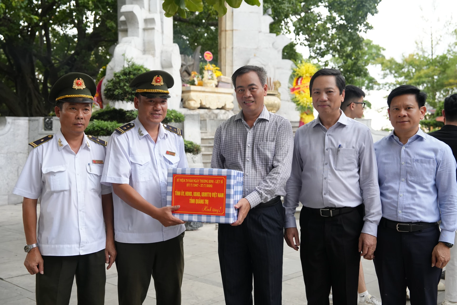 Phó Bí thư Tỉnh ủy, Chủ tịch HĐND tỉnh Nguyễn Đăng Quang trao quà của Tỉnh ủy - HĐND - UBND - Ủy ban MTTQ Việt Nam tỉnh cho Ban Quản lý Nghĩa trang Liệt sĩ quốc gia Trường Sơn - Ảnh: Mỹ Nhị 