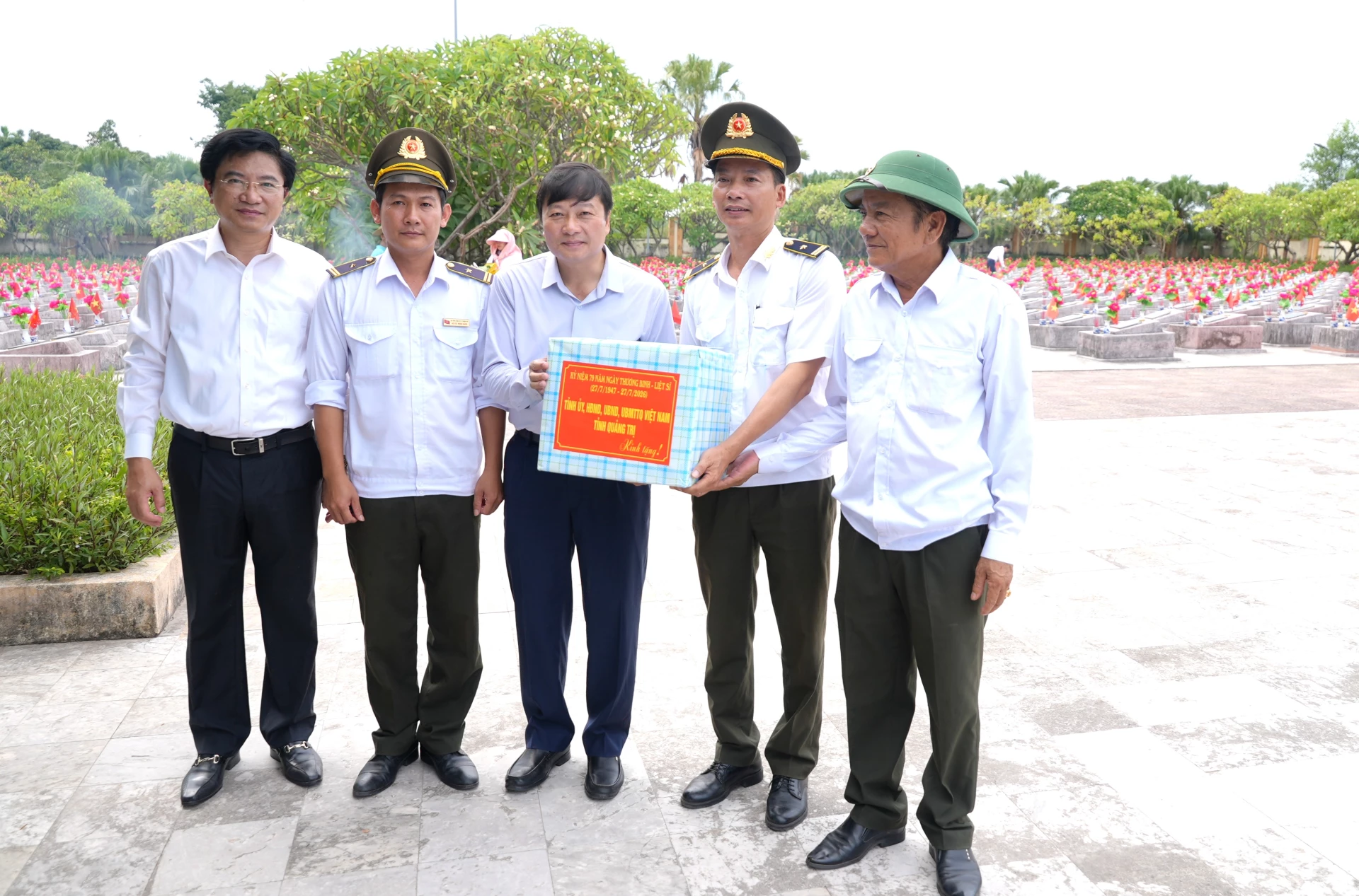 Đồng chí Lê Hồng Vinh, Chủ tịch UBND tỉnh, đồng chí Trương An Ninh, Trưởng Ban Tuyên giáo và Dân vận Tỉnh ủy cũng tặng quà cho các nhân viên làm nhiệm vụ quản lý, chăm sóc các phần mộ liệt sĩ tại nghĩa trang liệt sĩ Ba Dốc.