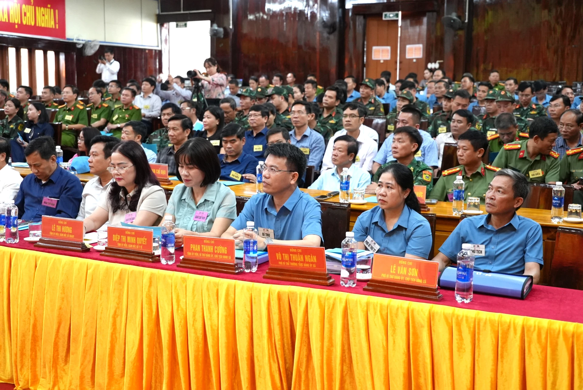 Các đại biểu tham dự khai mạc diễn tập chiến đấu phòng thủ xã Lệ Thủy năm 2026 - Ảnh: T.Đ