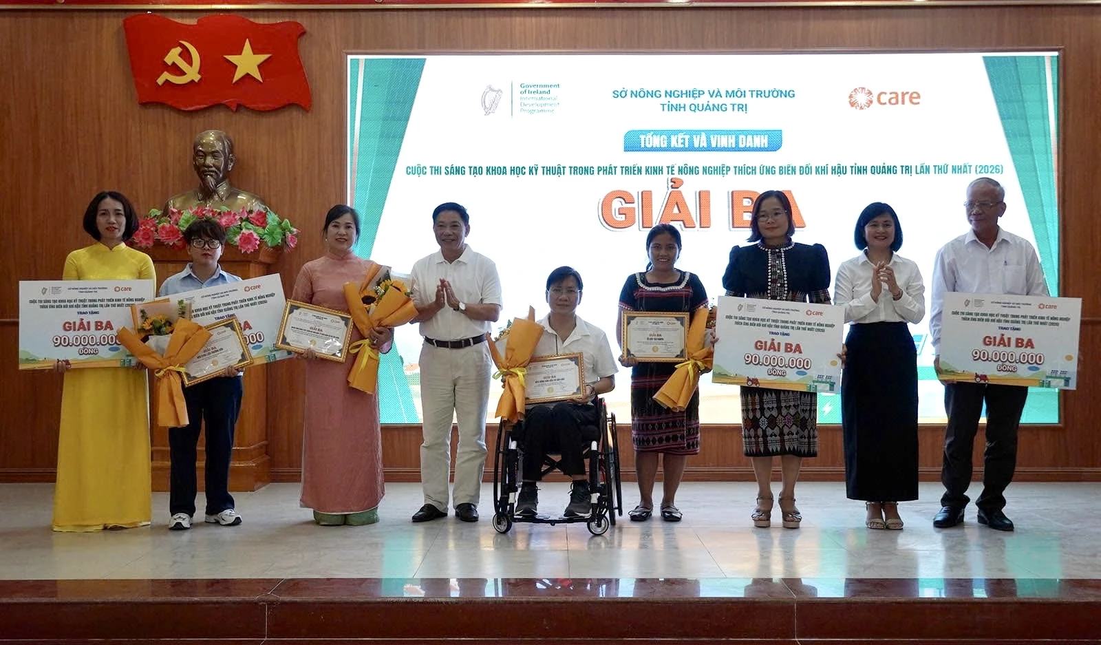 Ban tổ chức trao giải ba cho các đơn vị - Ảnh: H.N