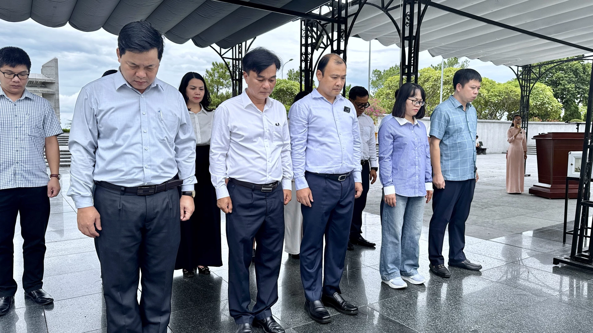 Đoàn công tác Ban Chỉ đạo 35 Học viện Chính trị Quốc gia Hồ Chí Minh dành phút mặc niệm tri ân các Anh hùng liệt sỹ tại Nghĩa trang Liệt sĩ Quốc gia Đường 9 - Ảnh: Quang Ngọc.