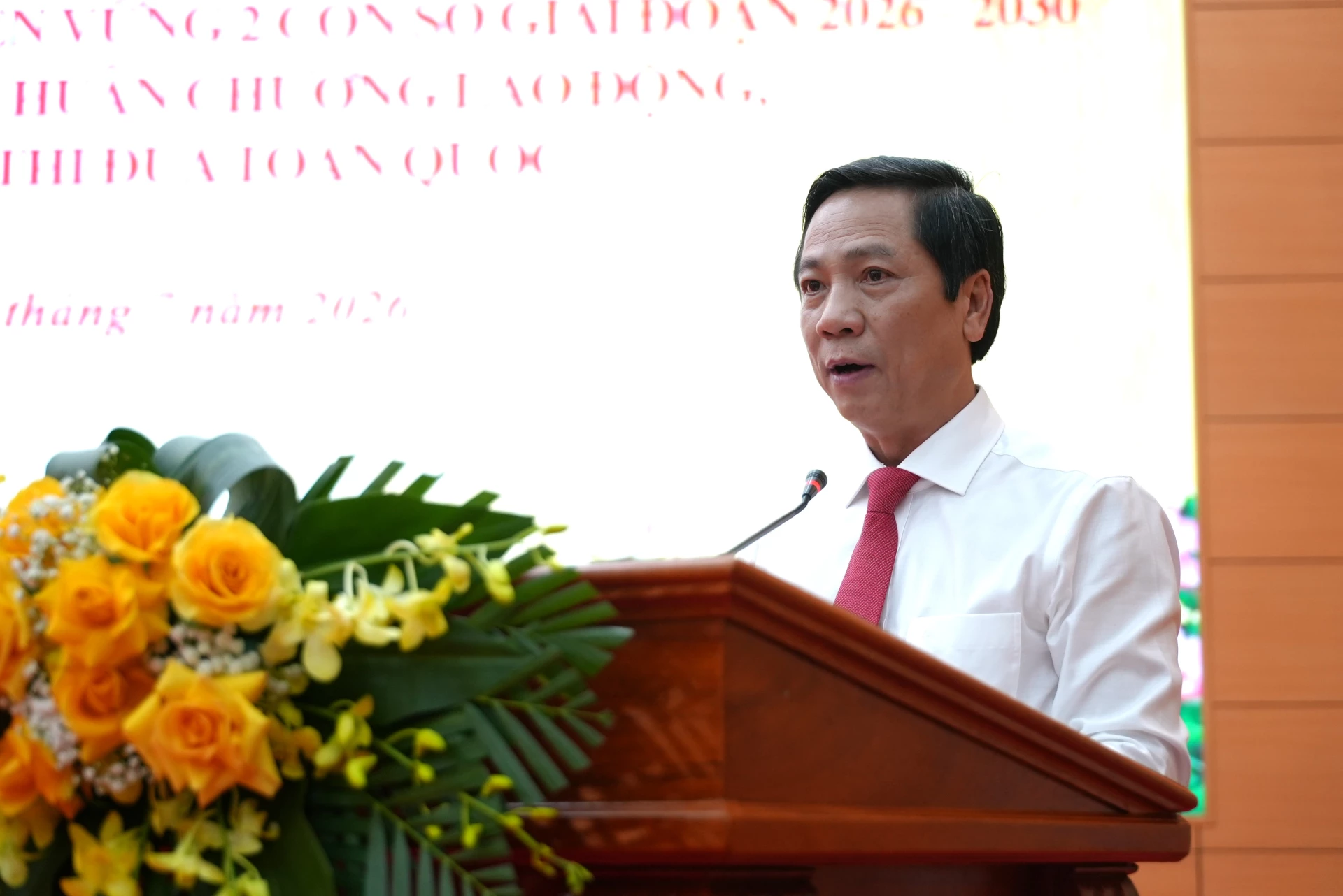 Đồng chí Hoàng Nam, Phó Chủ tịch Thường trực UBND tỉnh phát động Phong trào thi đuaQuảng Trị quyết tâm thực hiện thắng lợi mục tiêu tăng trưởng bền vững 2 con số giai đoạn 2026-2030” - Ảnh: T.Đ