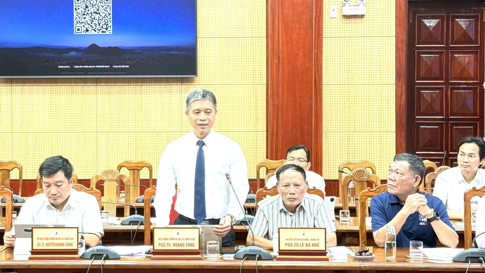 PGS.TS Hoàng Tùng, Hiệu trưởng Trường Đại học Xây dựng Hà Nội phát biểu tại buổi làm việc - Ảnh: NL