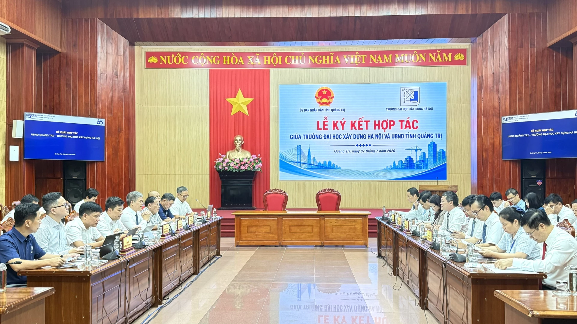 Quang cảnh buổi làm việc