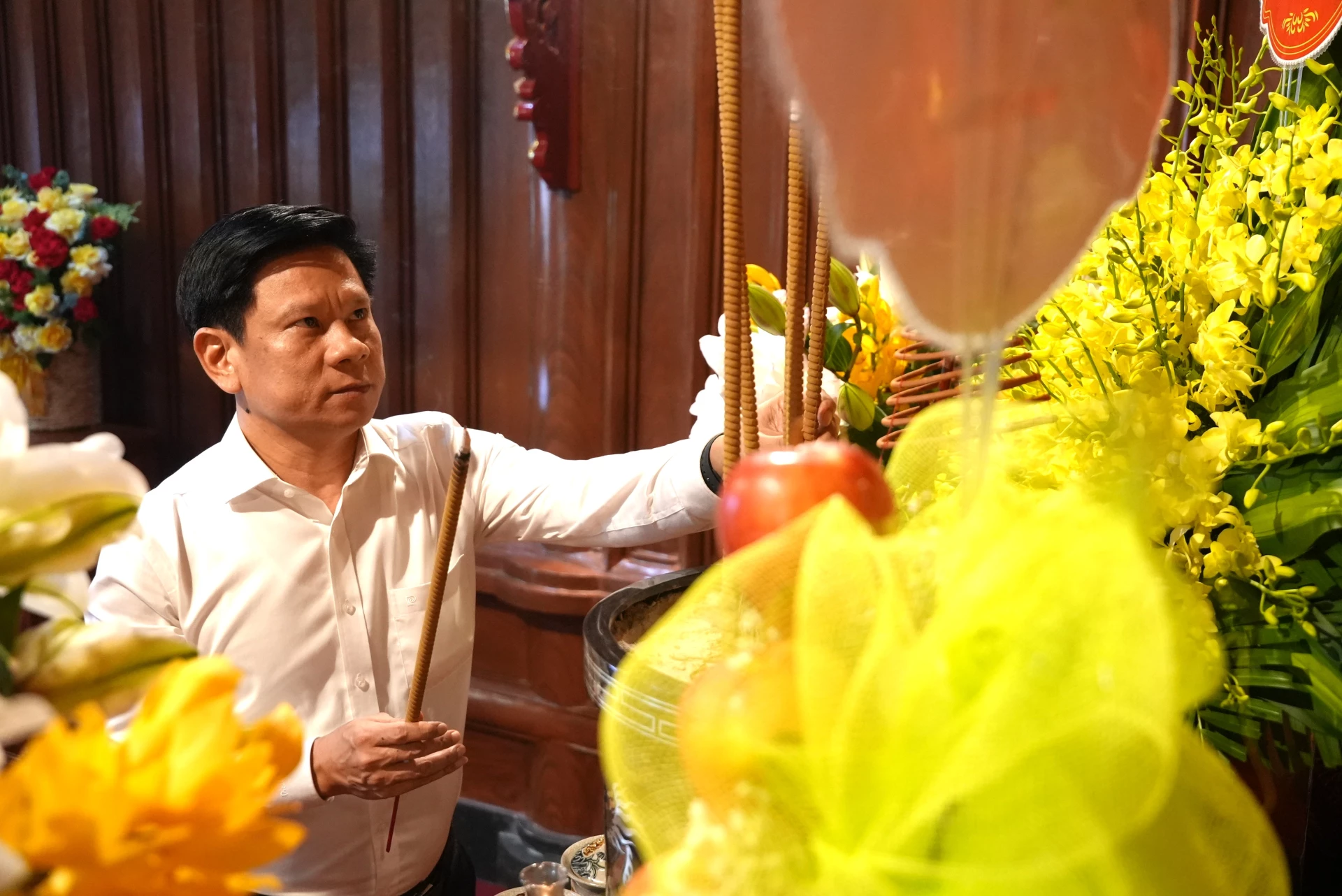 Đồng chí Lê Vĩnh Thế, Chánh Văn phòng Tỉnh ủy dâng hương tại Khu di tích lịch sử Quốc gia đặc biệt Bến Phà Gianh - Ảnh: T.Đ